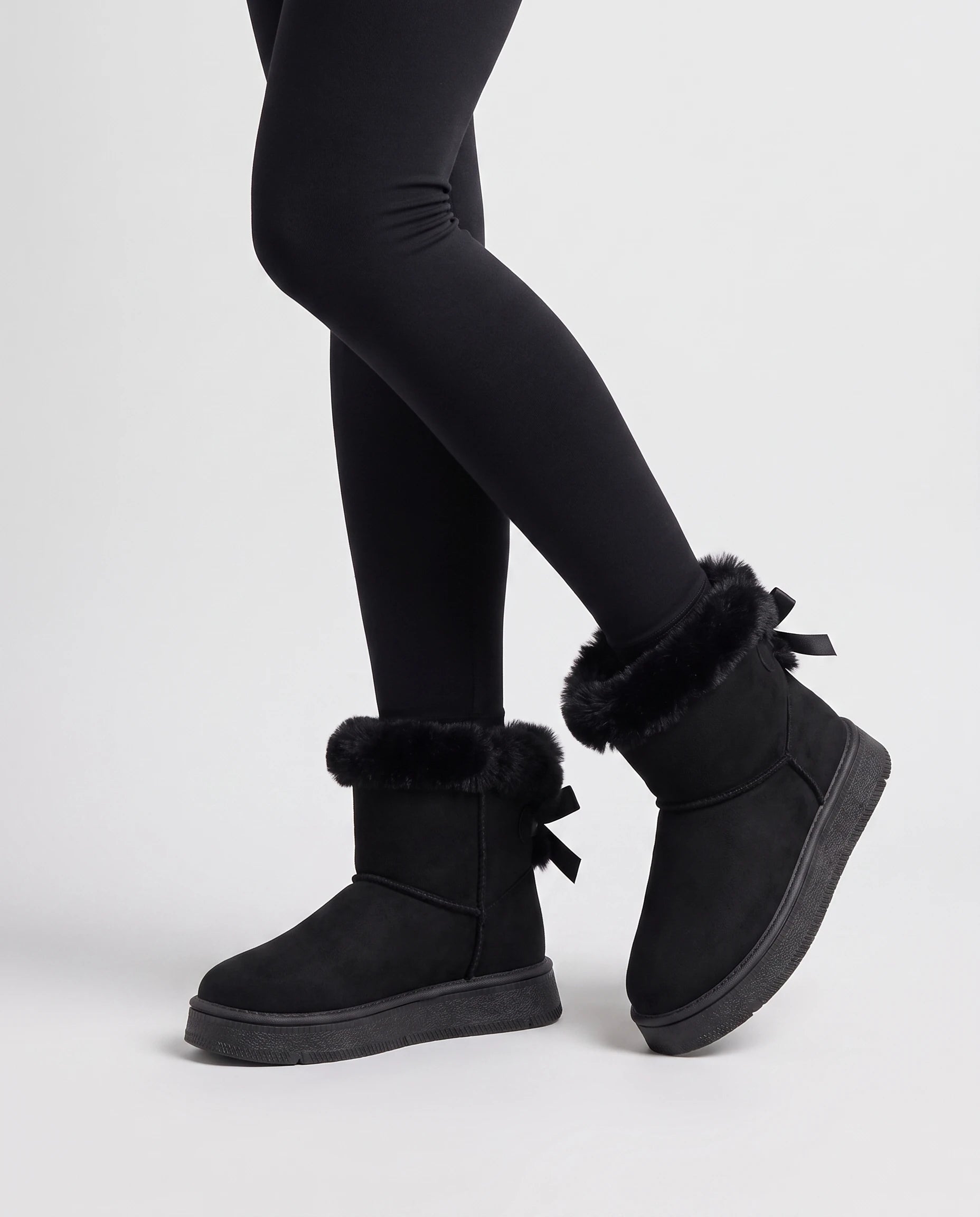 Bottes de neige à nœud et col fourrure Opaline — Noir, portées en plan rapproché