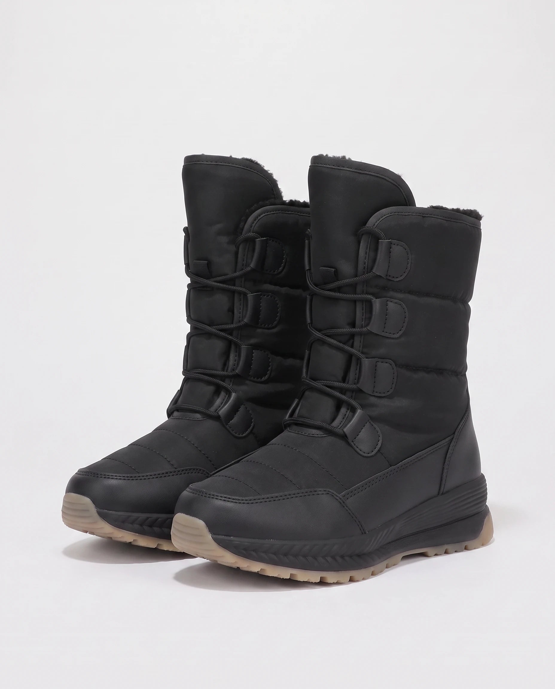 Bottes de neige fourrées à lacets Lorraine — Noir, paire vue de trois quarts en studio