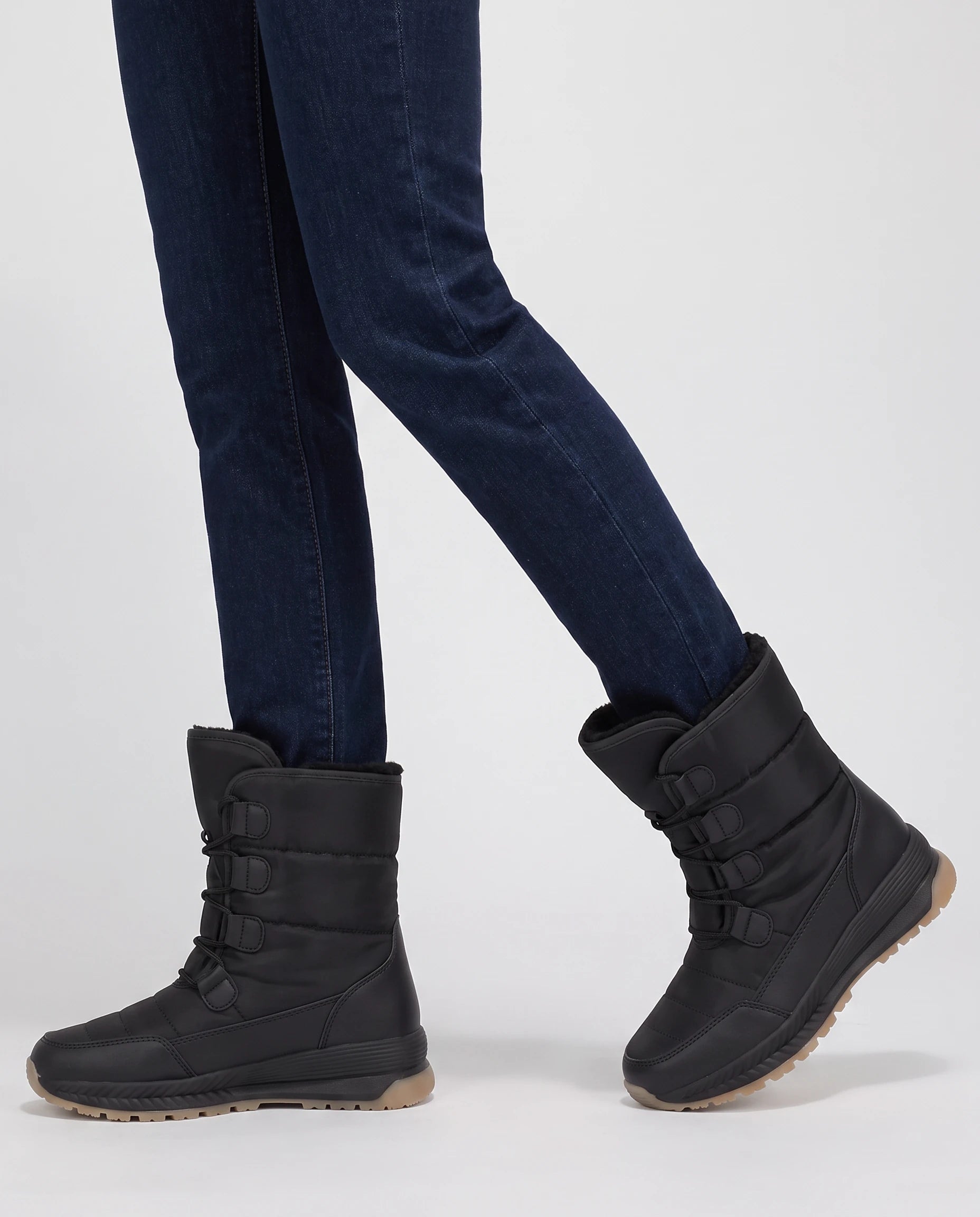 Bottes de neige fourrées à lacets Lorraine — Noir, portées en plan rapproché sur un jean droit indigo