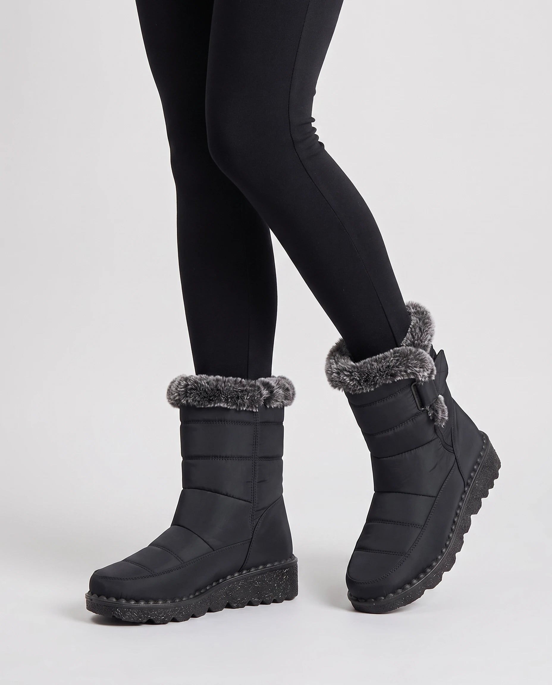 Bottes de neige matelassées imperméables Astride — Noir, portées en plan rapproché
