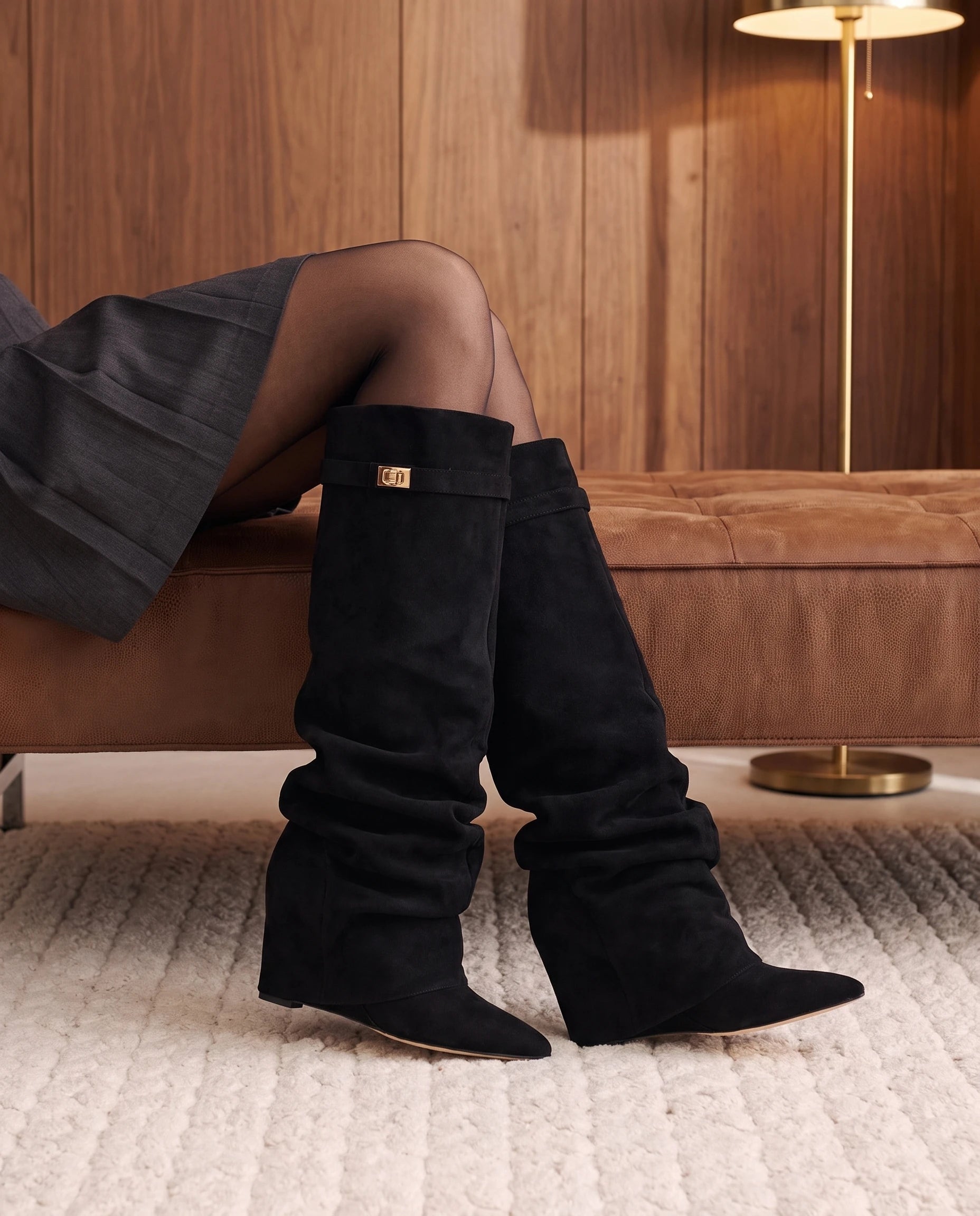 Bottes hautes slouchy en suédine Athénaïs — Noir, portées assises en intérieur