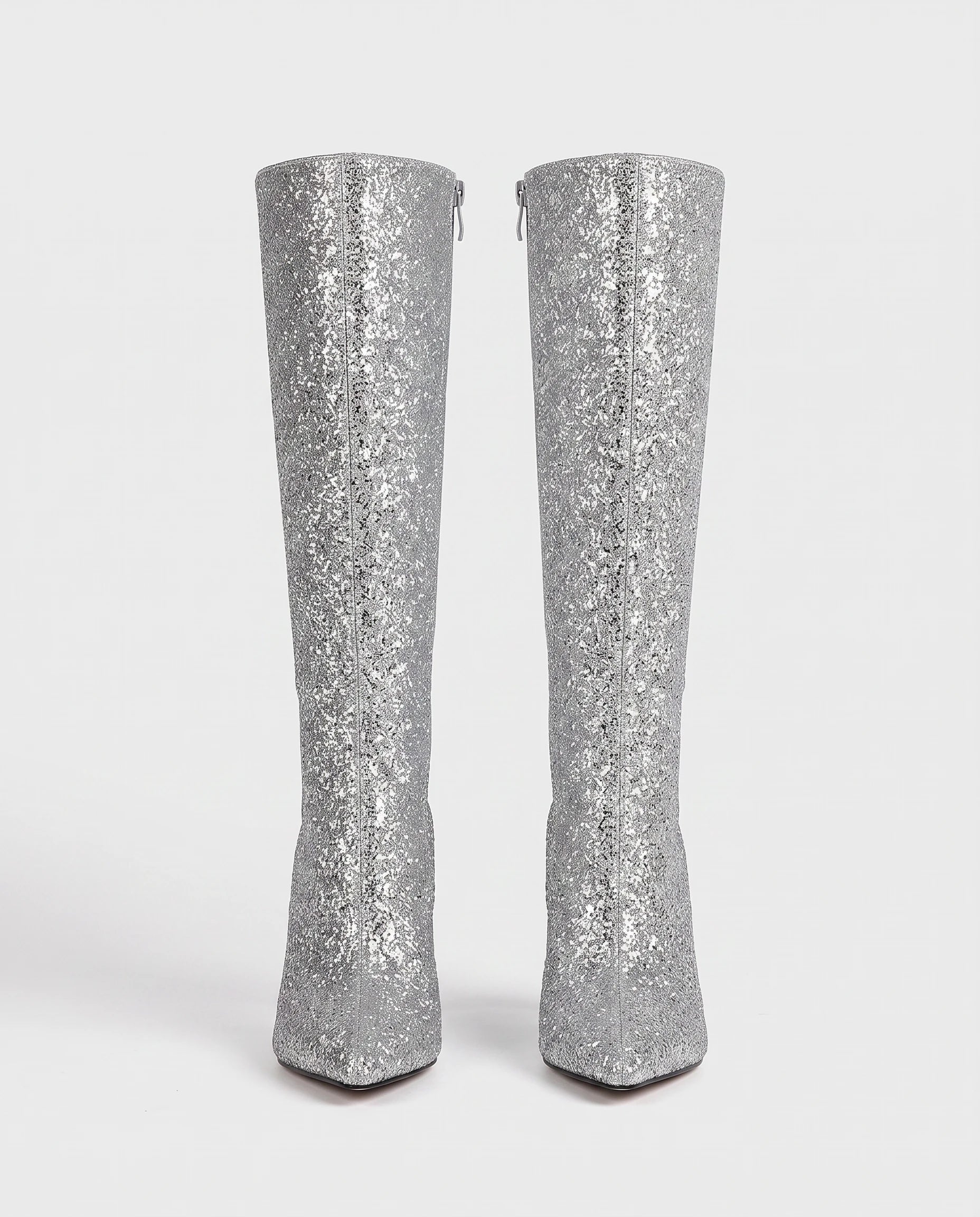 Bottes hautes à paillettes à talon aiguille Amarante — Argent, paire vue de face en studio