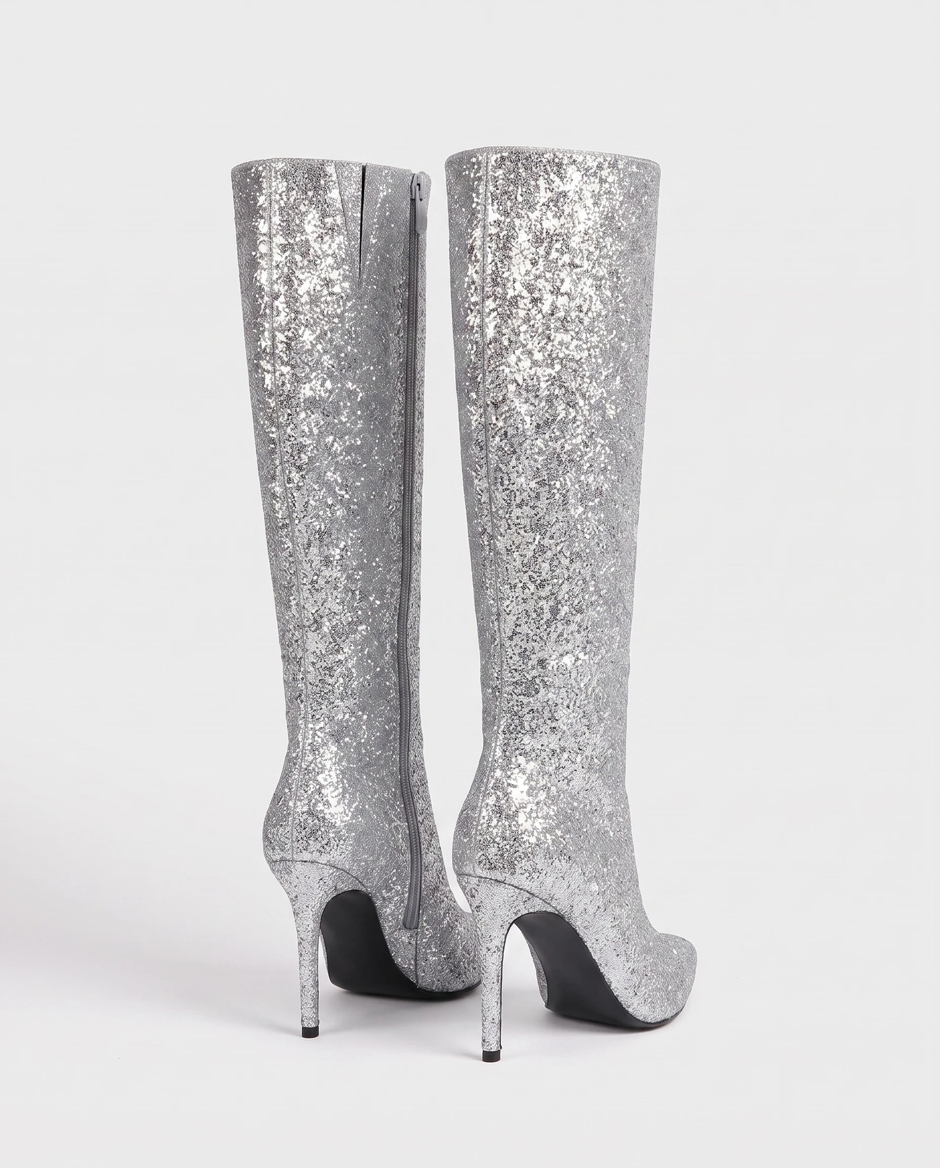 Bottes hautes à paillettes à talon aiguille Amarante — Argent, paire vue de trois quarts arrière en studio