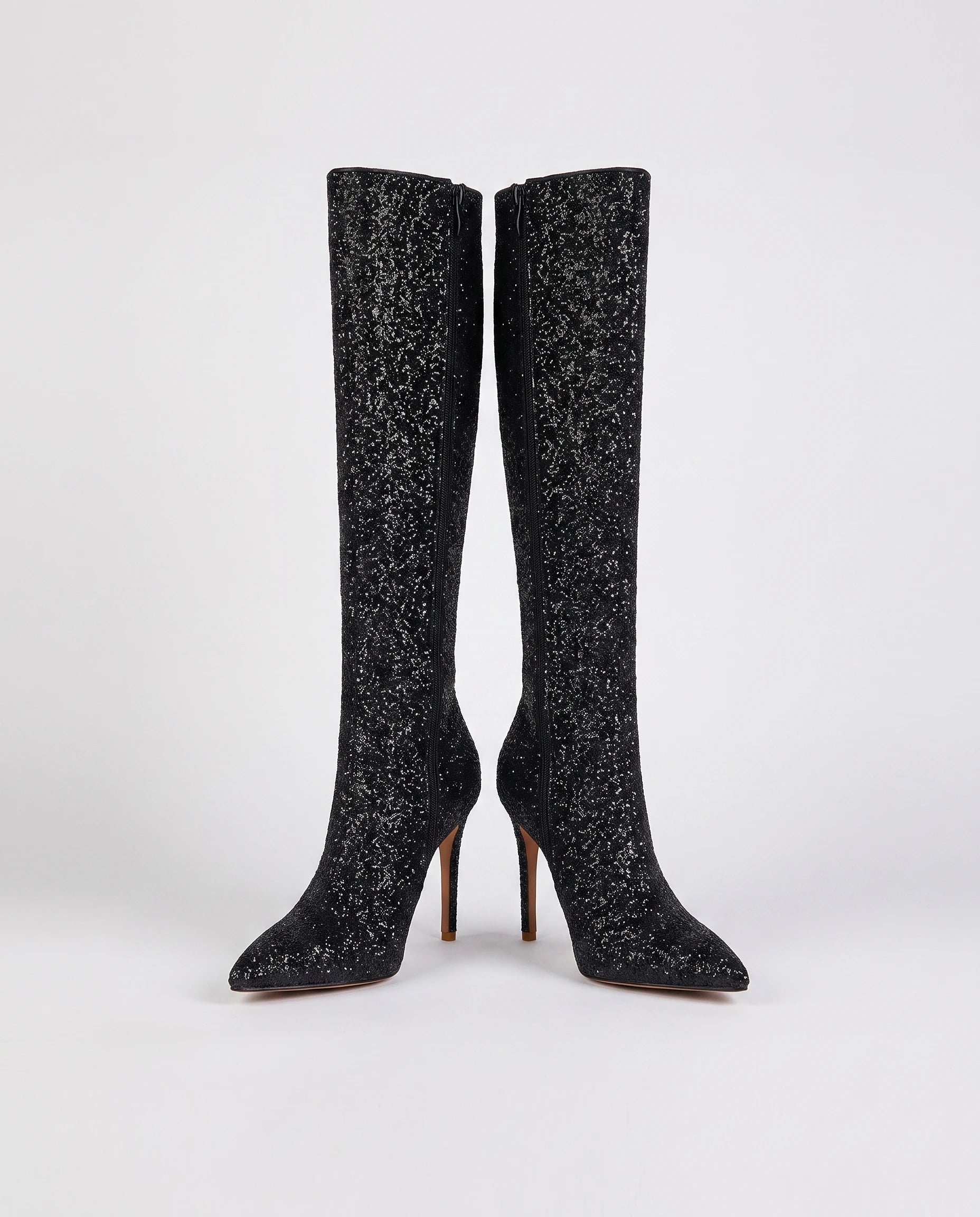 Bottes hautes à paillettes à talon aiguille Amarante — Noir, paire vue de trois quarts en studio