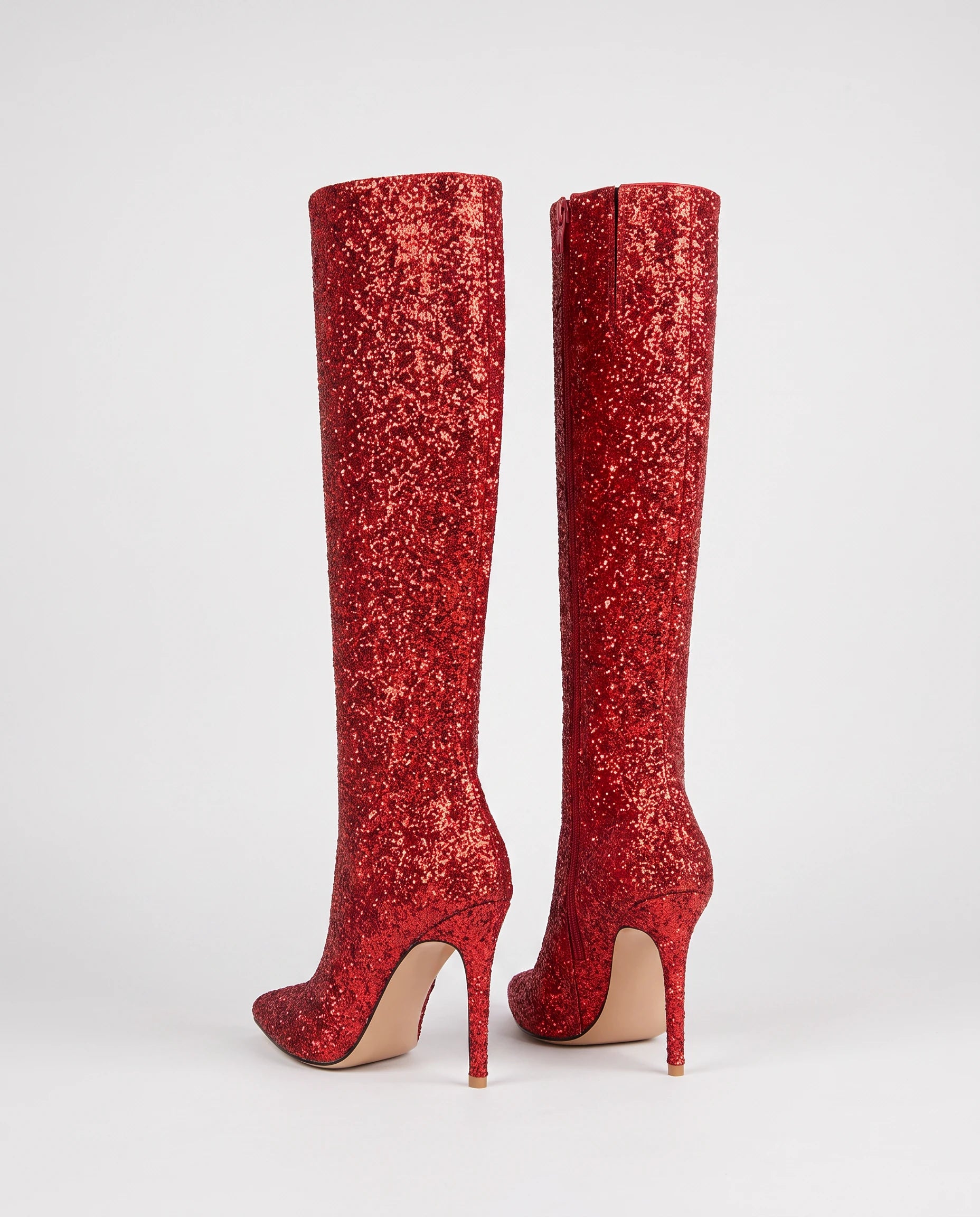 Bottes hautes à paillettes à talon aiguille Amarante — Rouge, paire vue de trois quarts arrière en studio