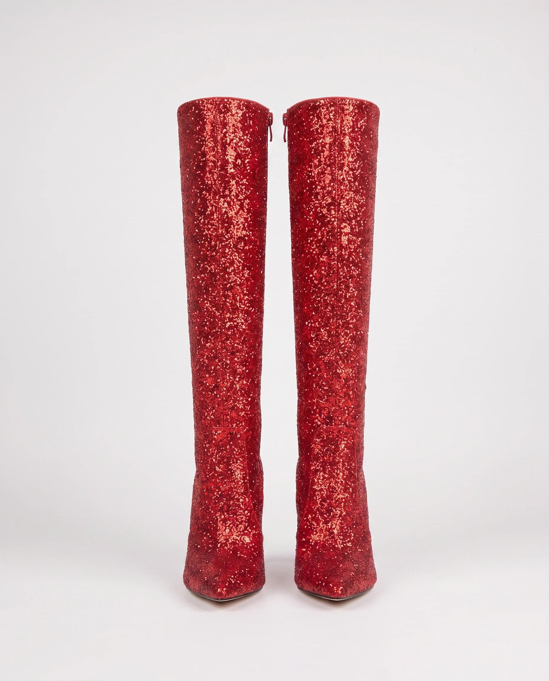 Bottes hautes à paillettes à talon aiguille Amarante — Rouge, paire vue de face en studio
