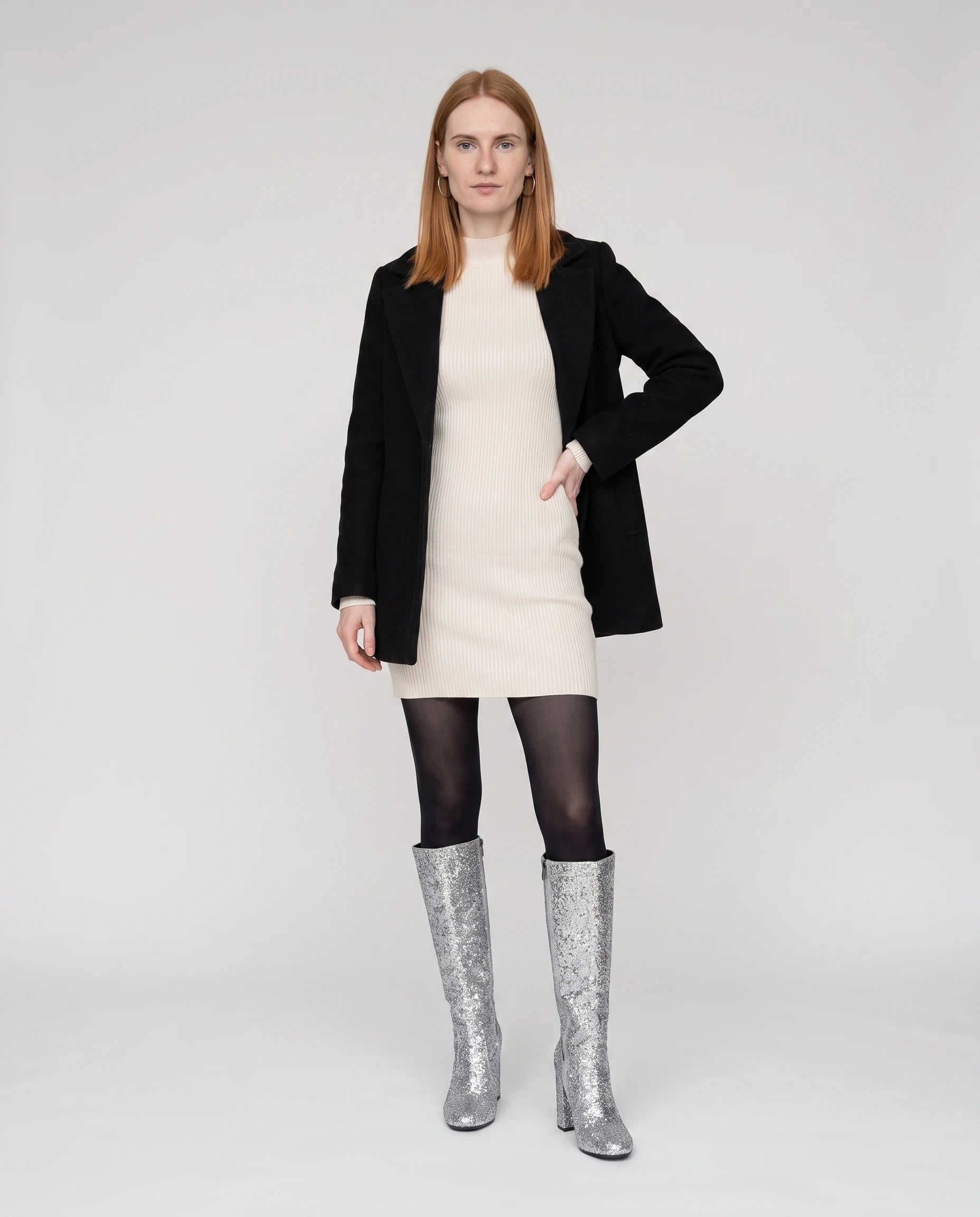 Bottes hautes à paillettes à talon large Éliette — Argent, portées en plein pied studio avec une robe en maille écrue