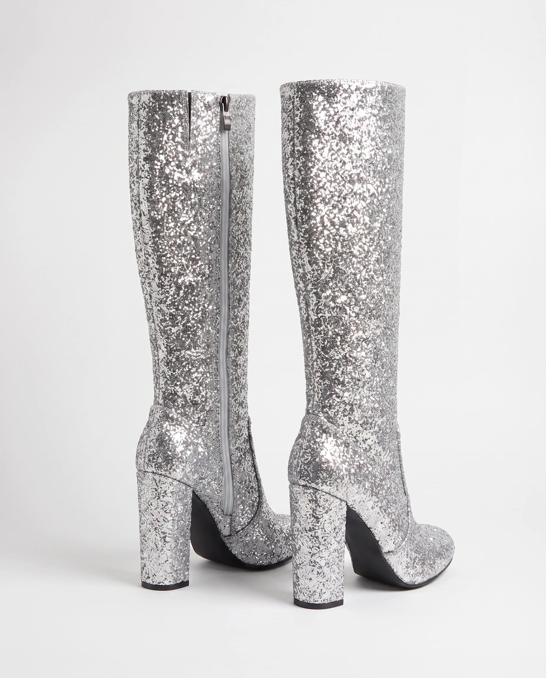 Bottes hautes à paillettes à talon large Éliette — Argent, paire vue de trois quarts arrière, zips latéraux visibles