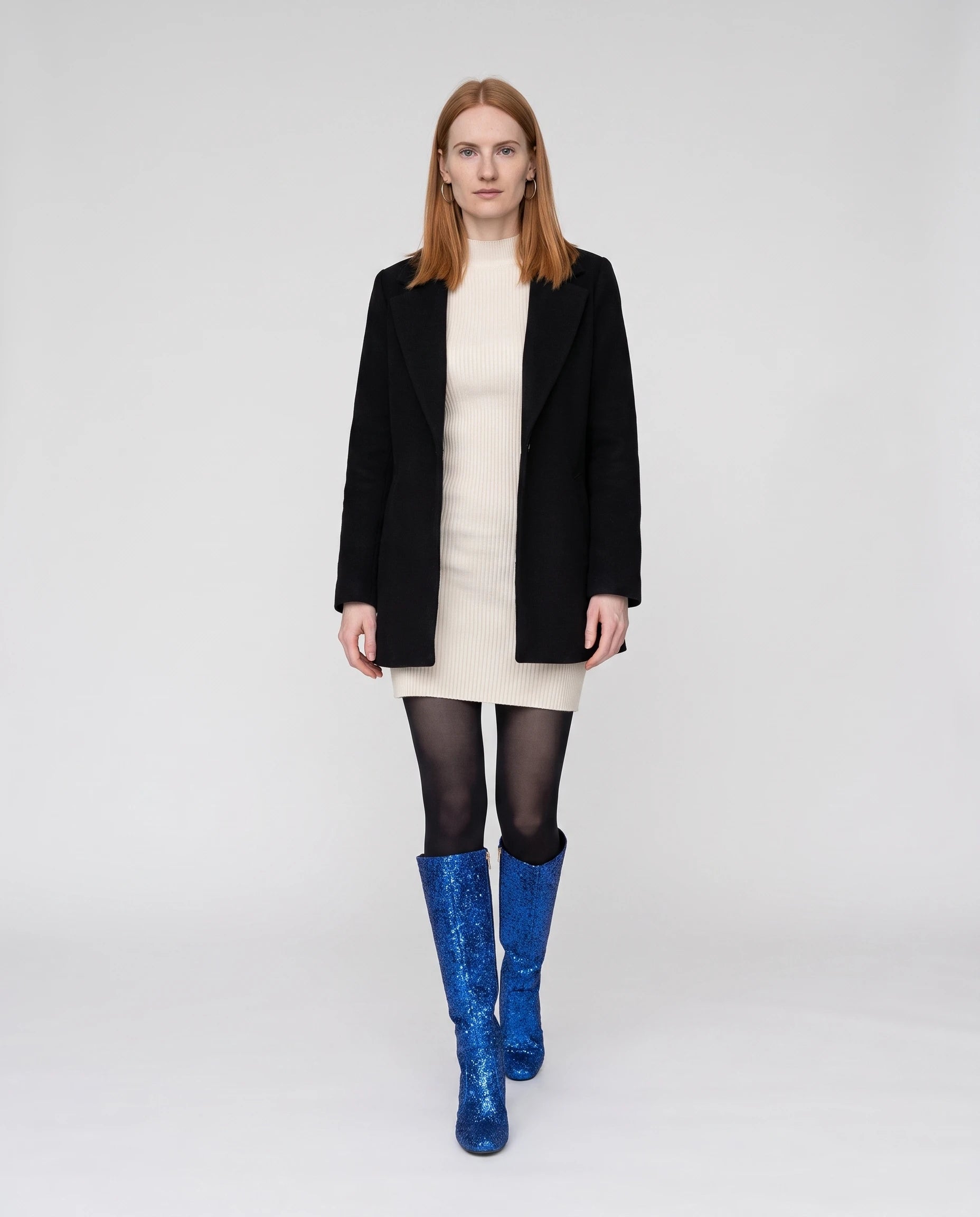 Bottes hautes à paillettes à talon large Éliette — Bleu Royal, portées en plein pied studio