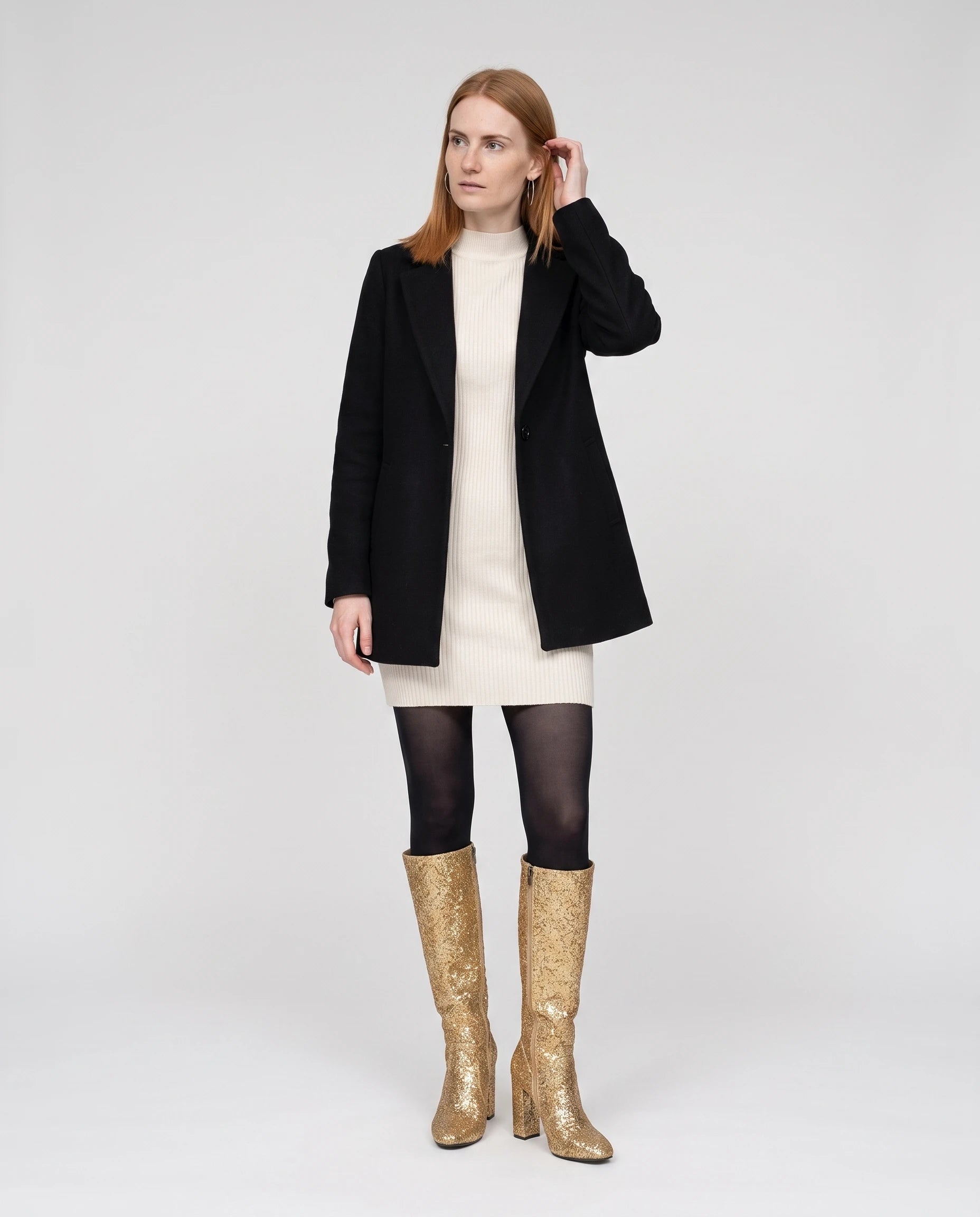 Bottes hautes à paillettes à talon large Éliette — Doré, portées en plein pied studio