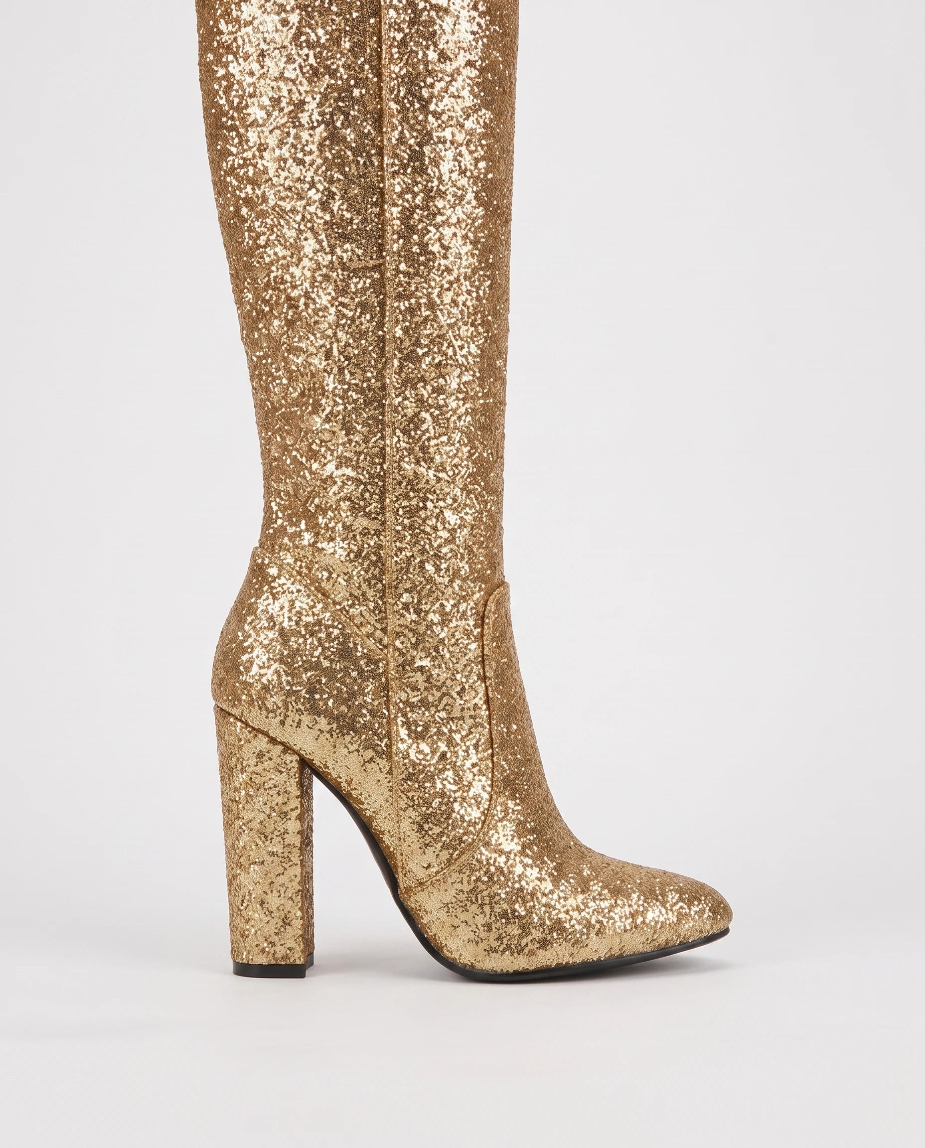 Bottes hautes à paillettes à talon large Éliette — Doré, détail du bout pointu et du talon bloc large