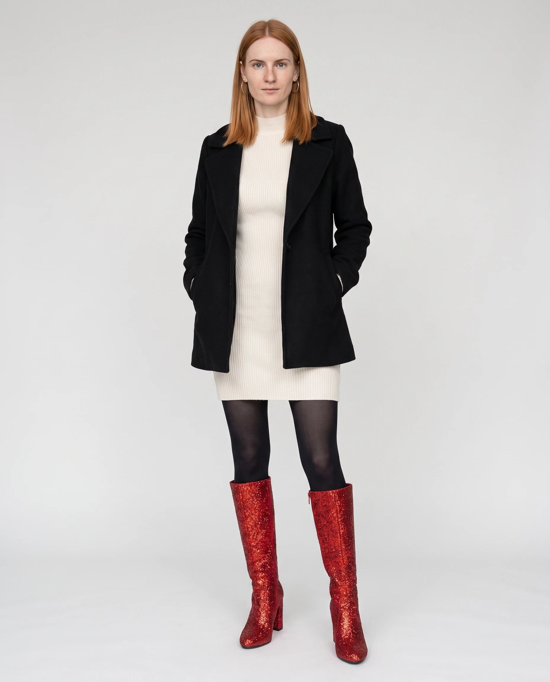 Bottes hautes à paillettes à talon large Éliette — Rouge, portées en plein pied studio, mains dans les poches