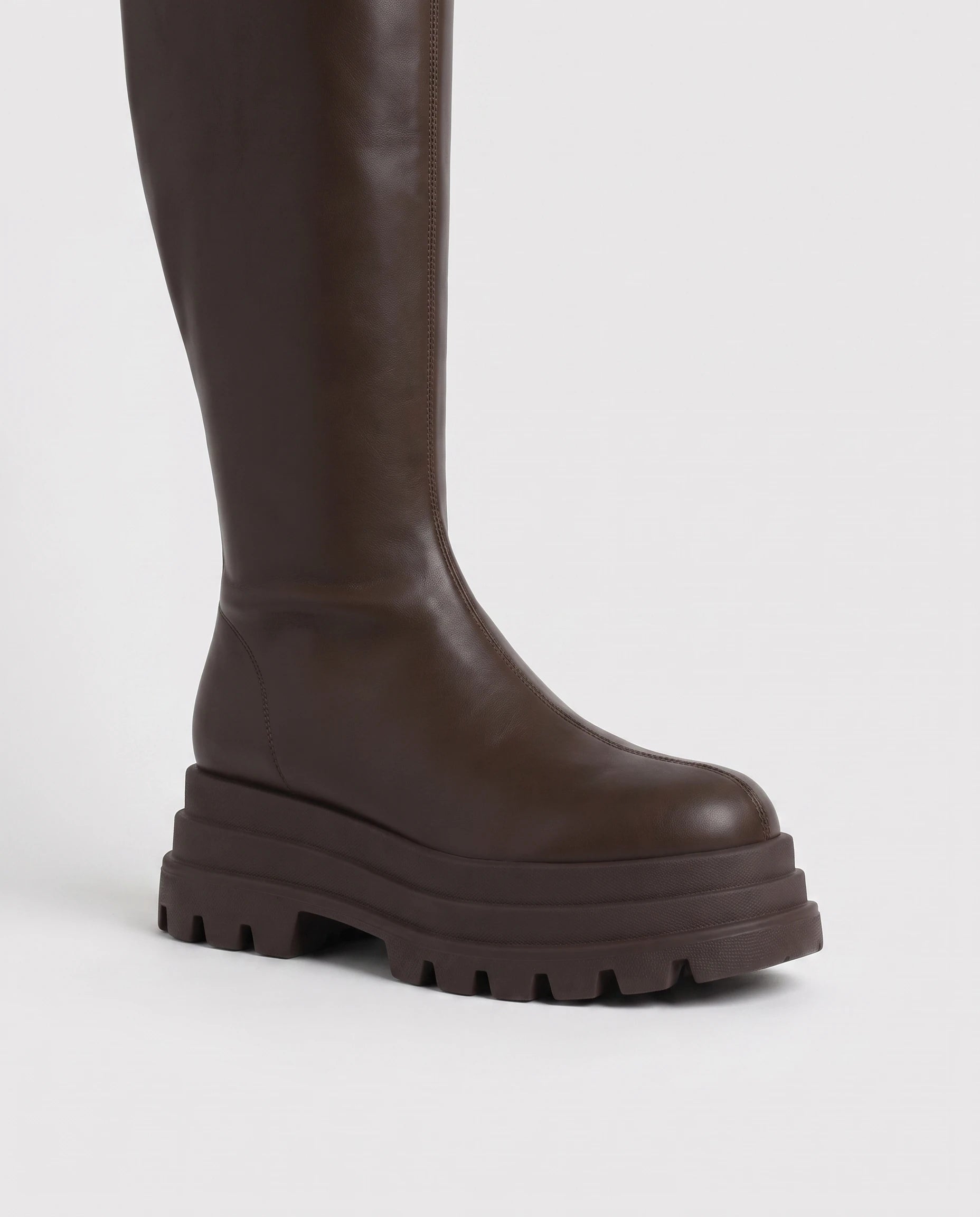 Bottes hautes à plateforme crantée Sigolène — Chocolat Foncé, détail de la semelle crantée et du talon carré