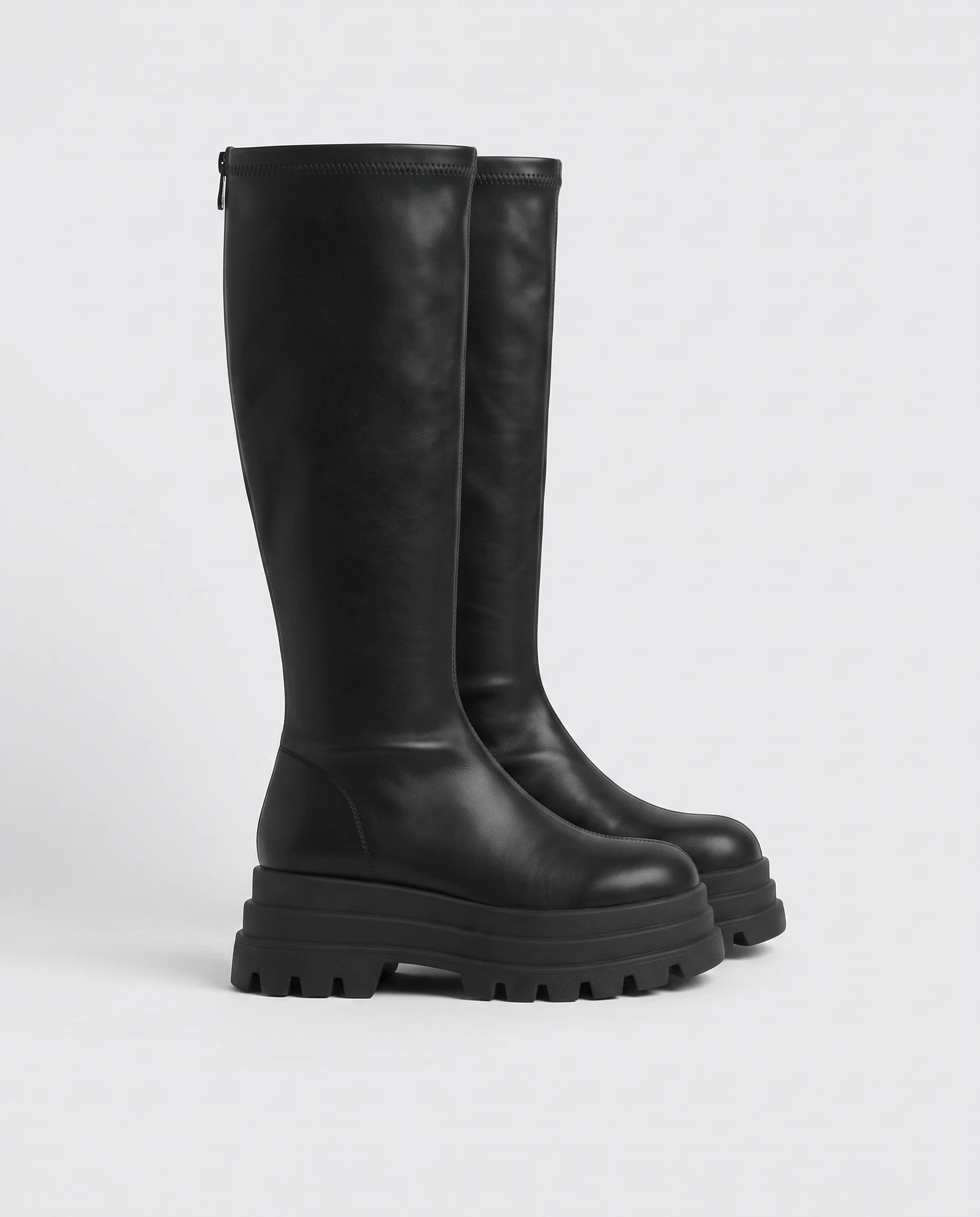 Bottes hautes à plateforme crantée Sigolène — Noir, paire vue de profil en studio, hauteur de plateforme visible