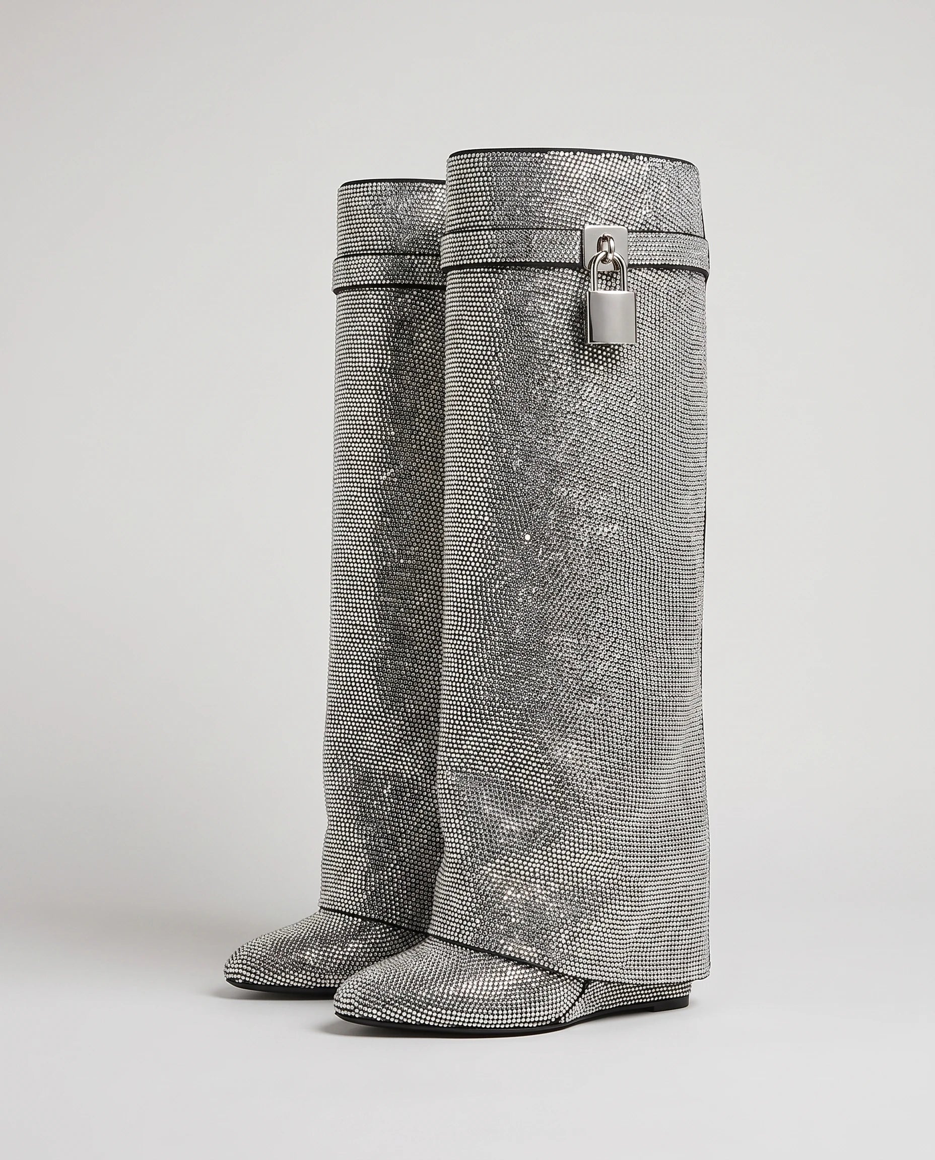 Bottes hautes à rabat et cadenas à strass Aymeline — Argent, paire vue de profil en studio