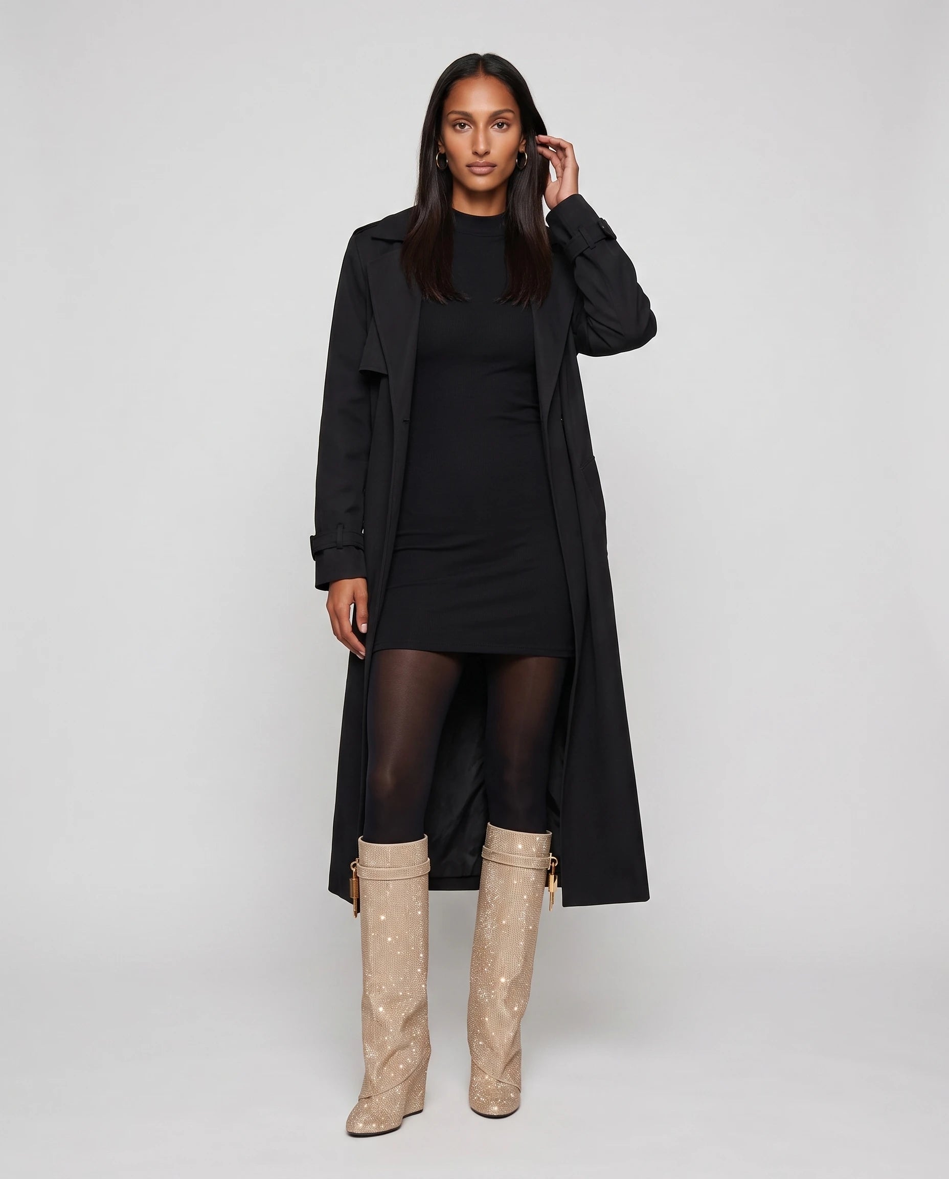 Bottes hautes à rabat et cadenas à strass Aymeline — Beige Champagne, portées en plein pied studio