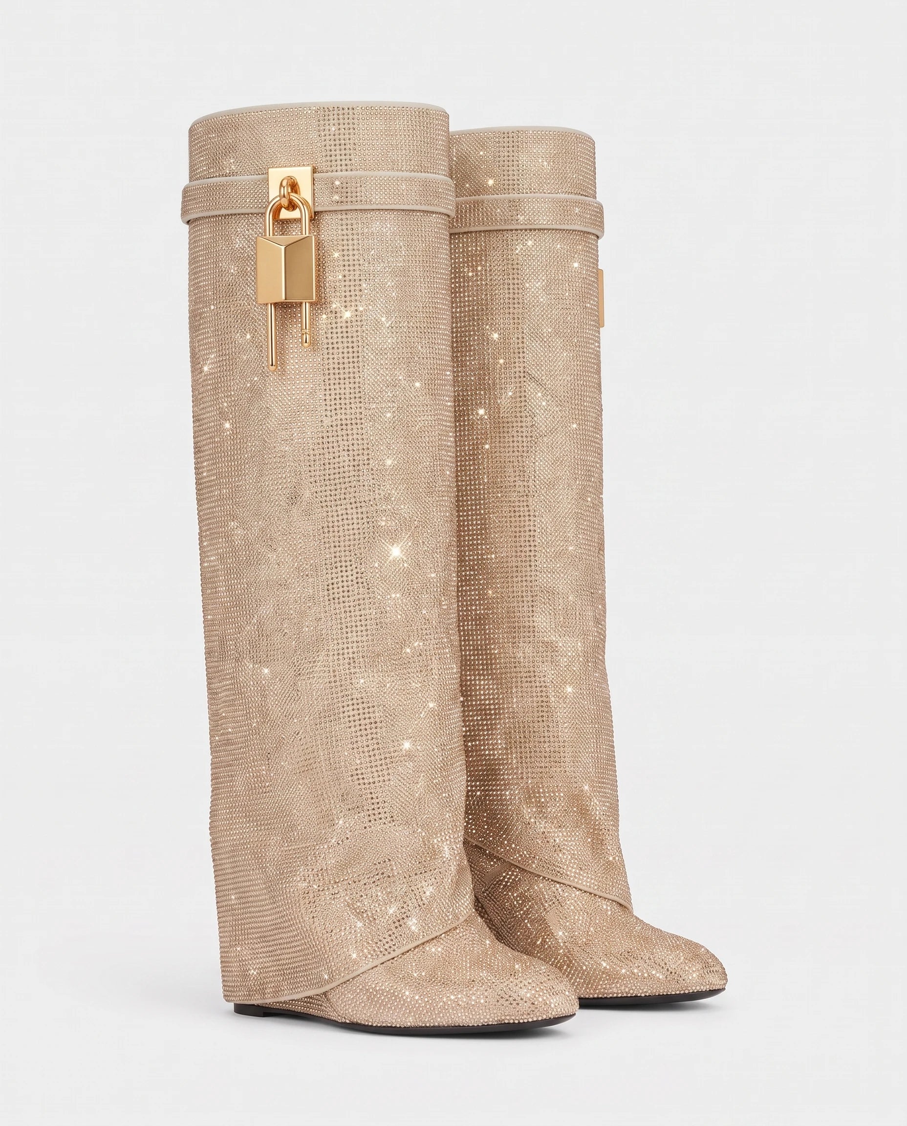 Bottes hautes à rabat et cadenas à strass Aymeline — Beige Champagne, paire vue de profil en studio