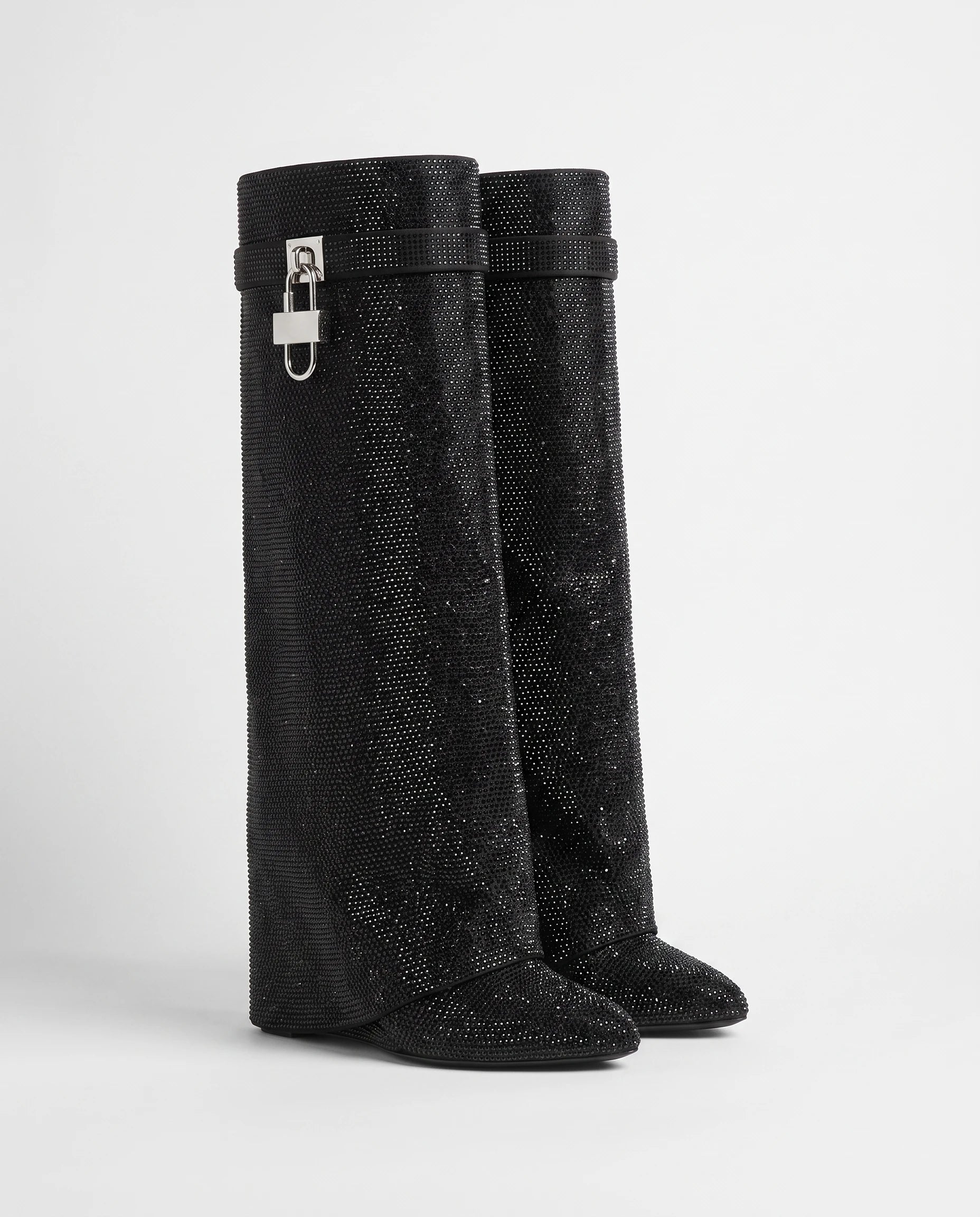 Bottes hautes à rabat et cadenas à strass Aymeline — Noir, paire vue de trois quarts en studio