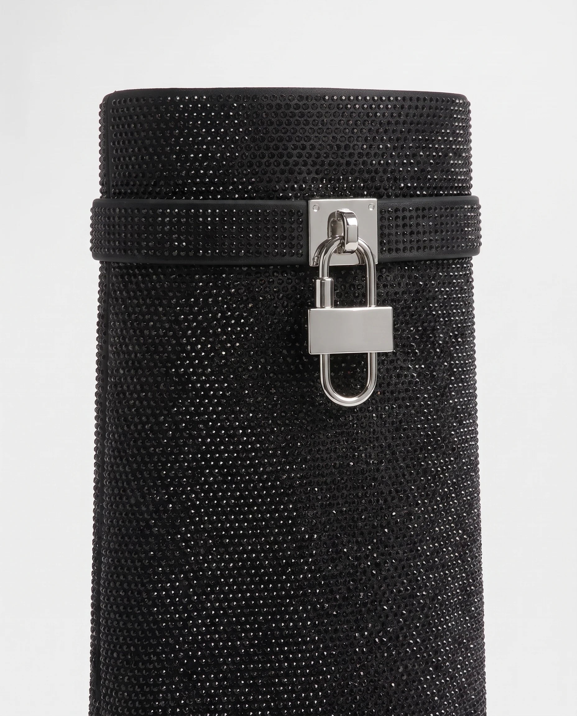 Bottes hautes à rabat et cadenas à strass Aymeline — Noir, détail de la bride et du cadenas au bord supérieur