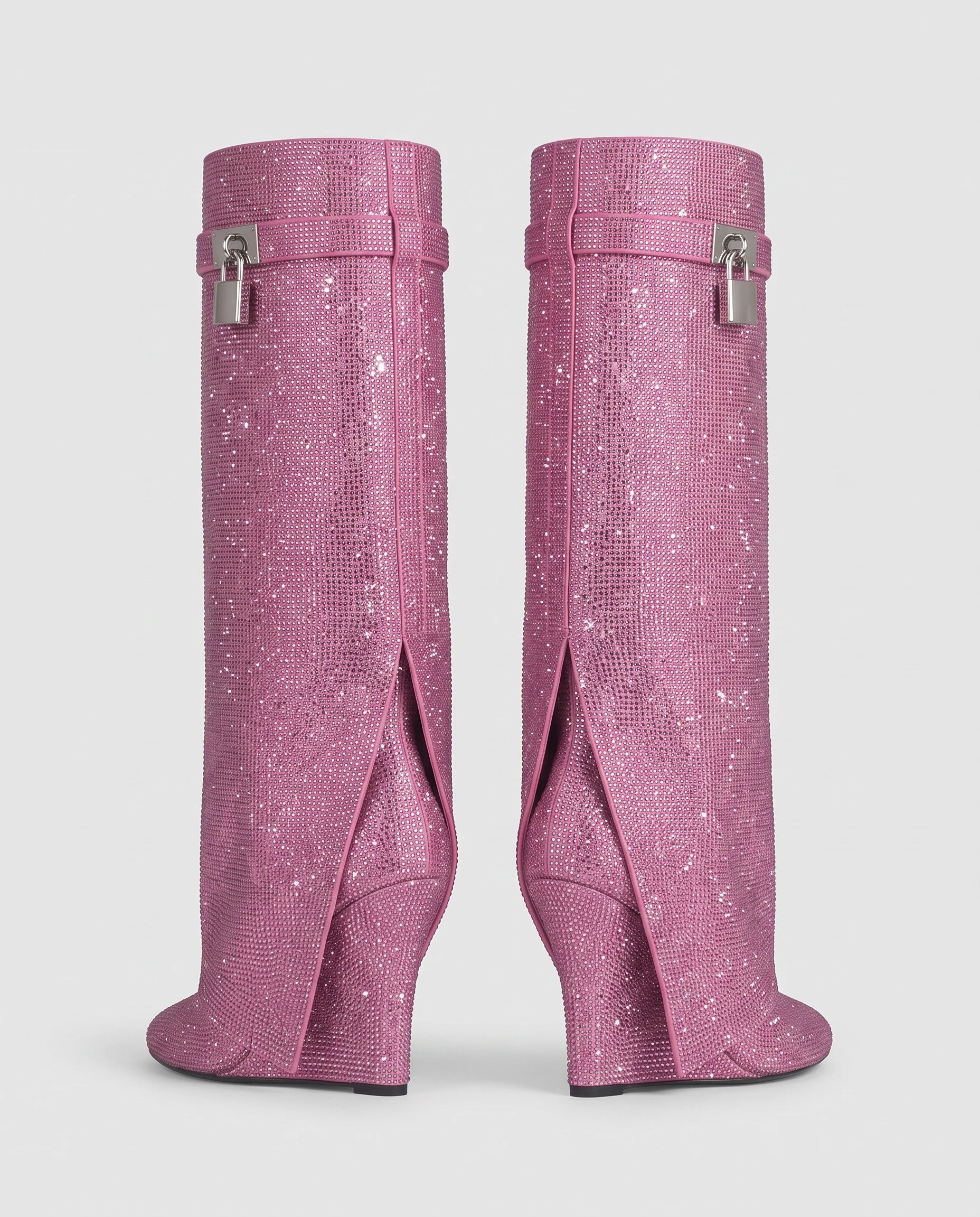 Bottes hautes à rabat et cadenas à strass Aymeline — Rose Bonbon, paire vue de trois quarts arrière en studio