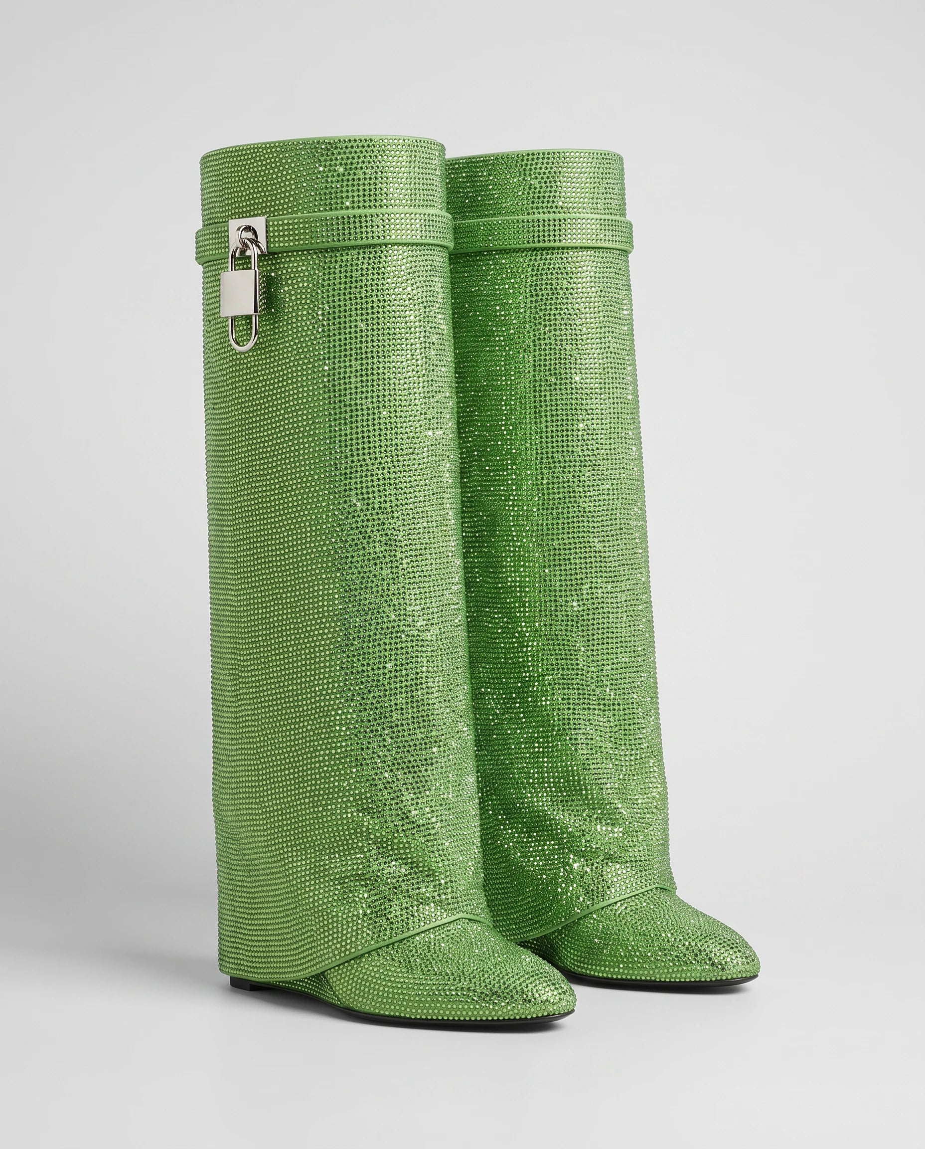 Bottes hautes à rabat et cadenas à strass Aymeline — Vert Pomme, paire vue de trois quarts depuis la droite en studio