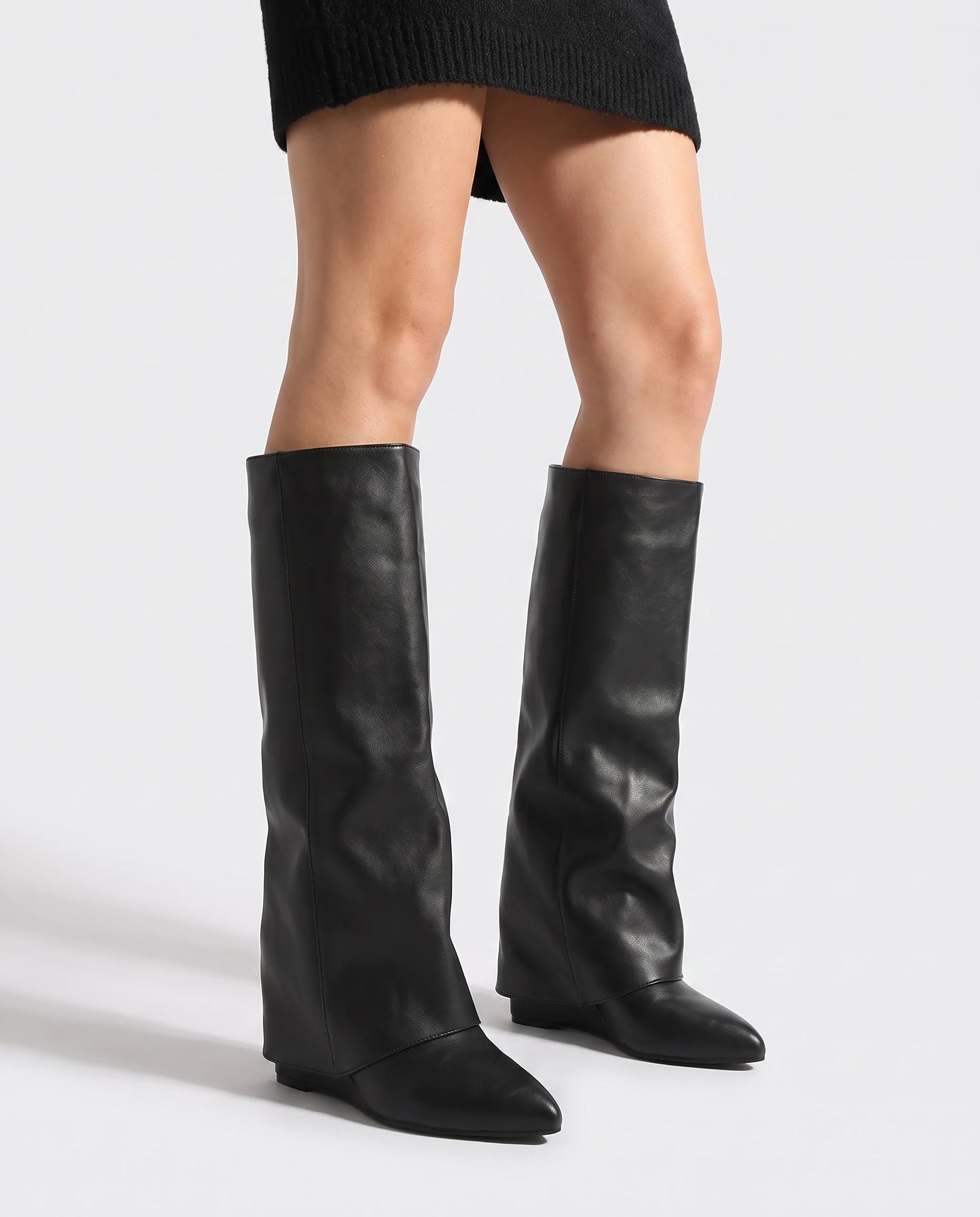 Bottes hautes à revers compensées en simili Jacqueline — Noir, portées en plan rapproché