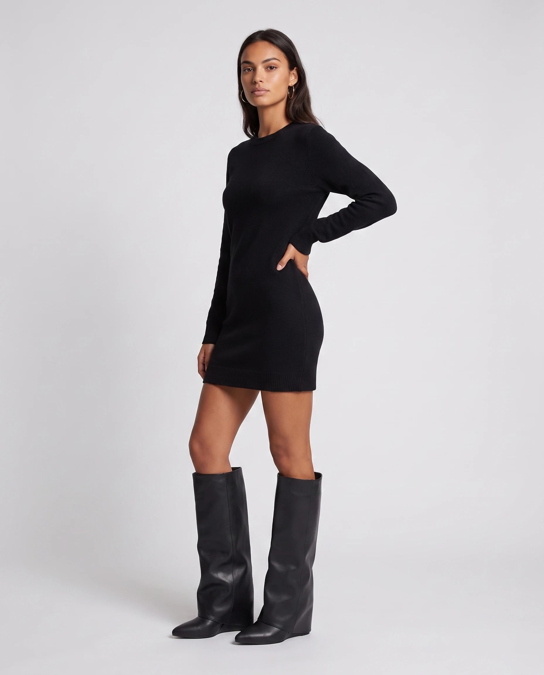 Bottes hautes à revers compensées en simili Jacqueline — Noir, portées en plein pied studio