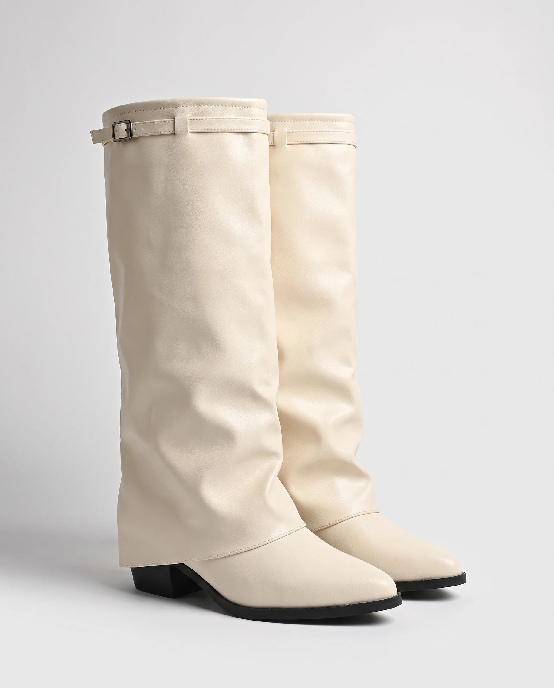 Bottes hautes à revers bouclé effet cuir Ysolde — Crème, paire en packshot studio