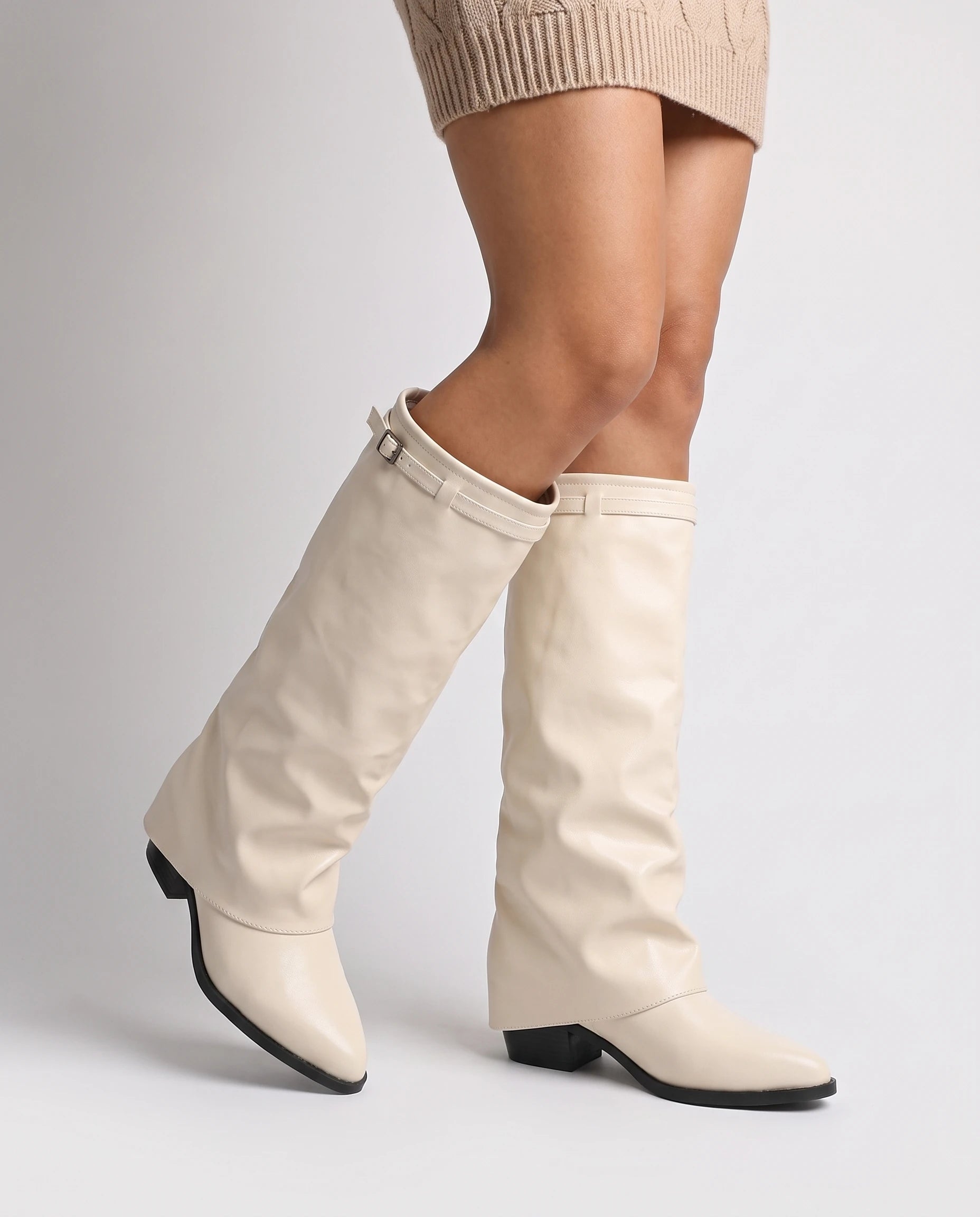 Bottes hautes à revers bouclé effet cuir Ysolde — Crème, portées en plan rapproché