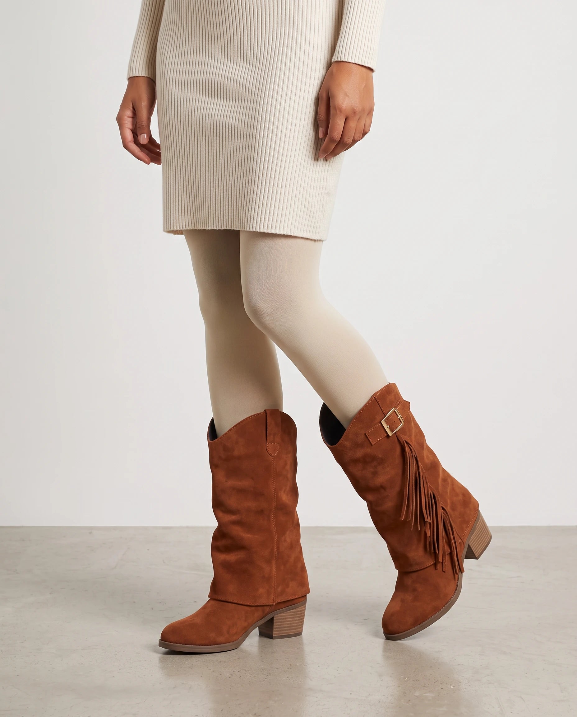 Bottes mi-mollet à revers et franges Coraline — Cognac, portées en plan rapproché, un pas vers l'objectif