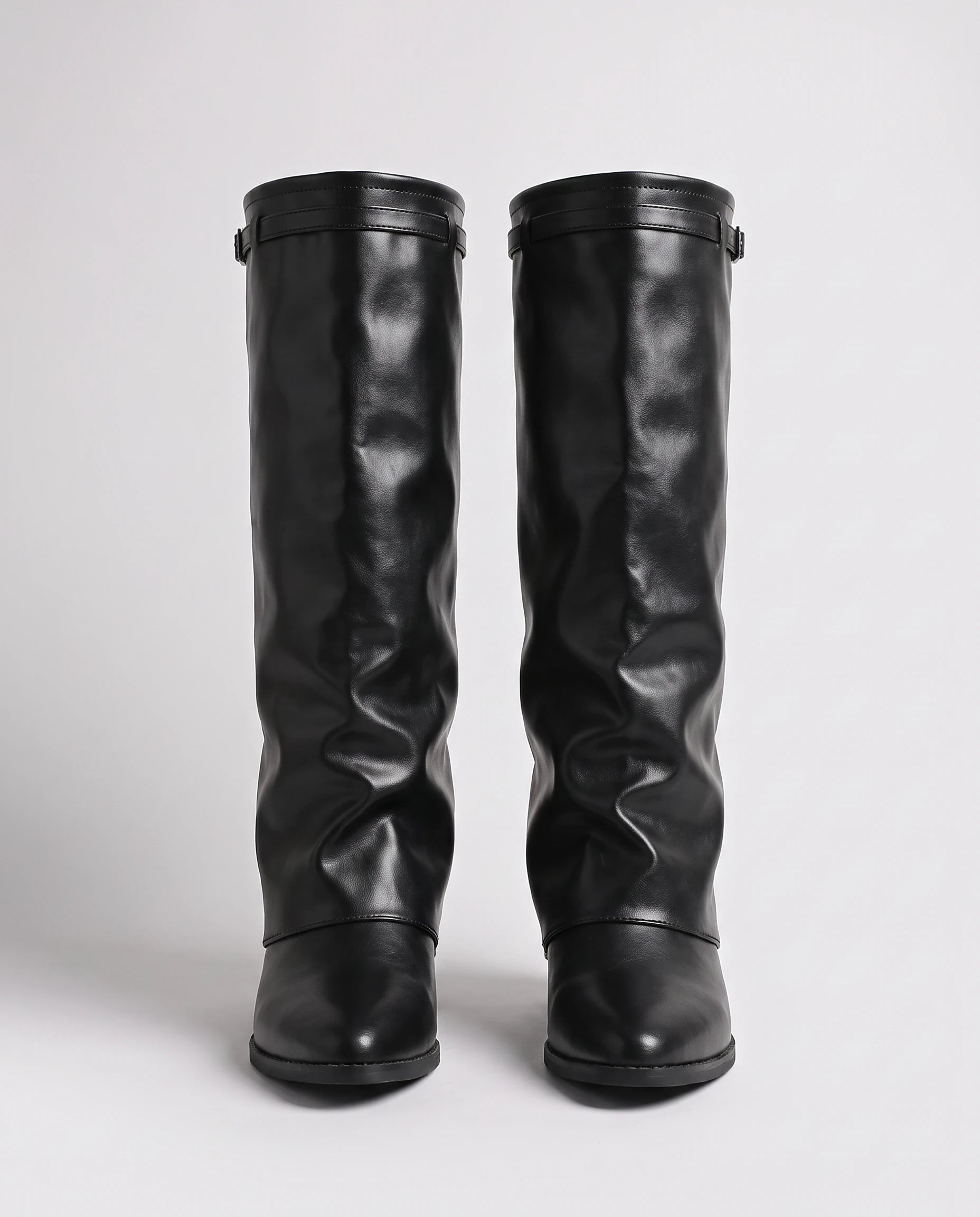 Bottes hautes à revers bouclé effet cuir Ysolde — Noir, paire en packshot studio