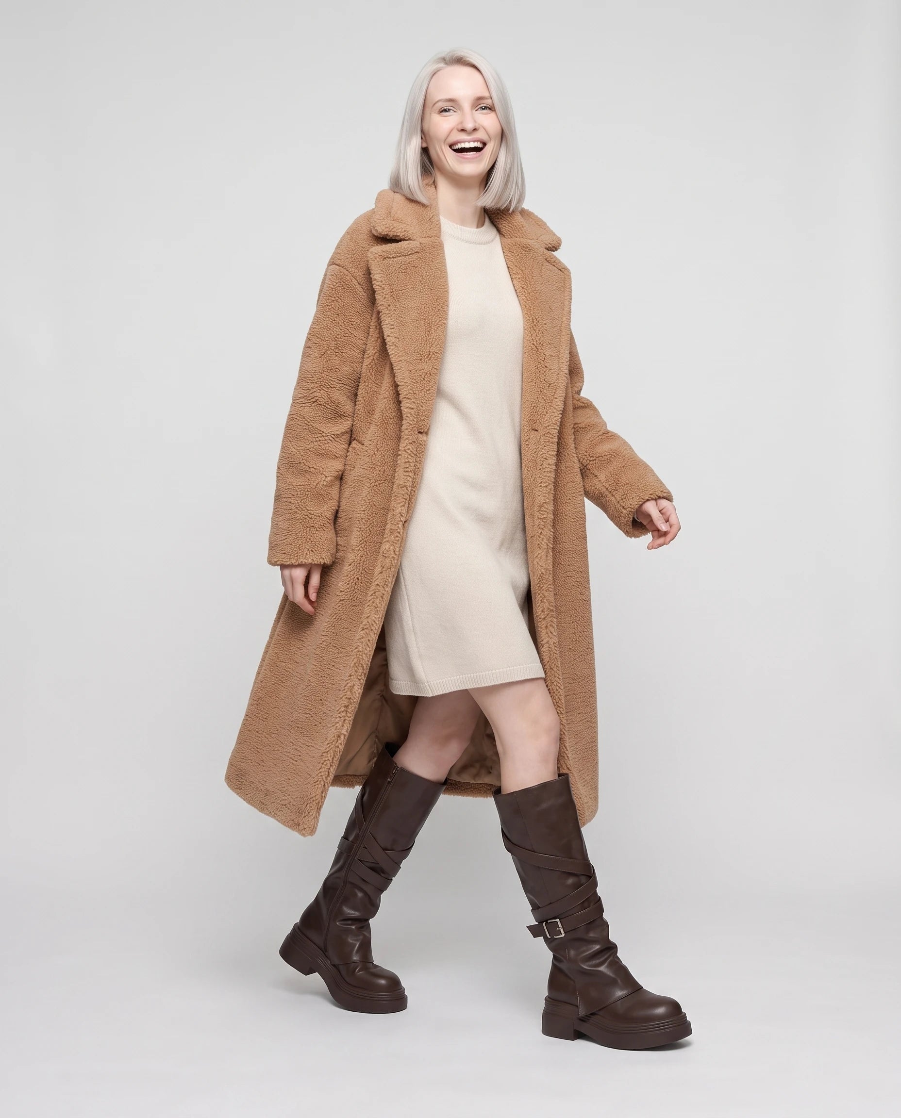 Bottes à sangles croisées et plateforme Judicaëlle — Brun, portées en plein pied studio