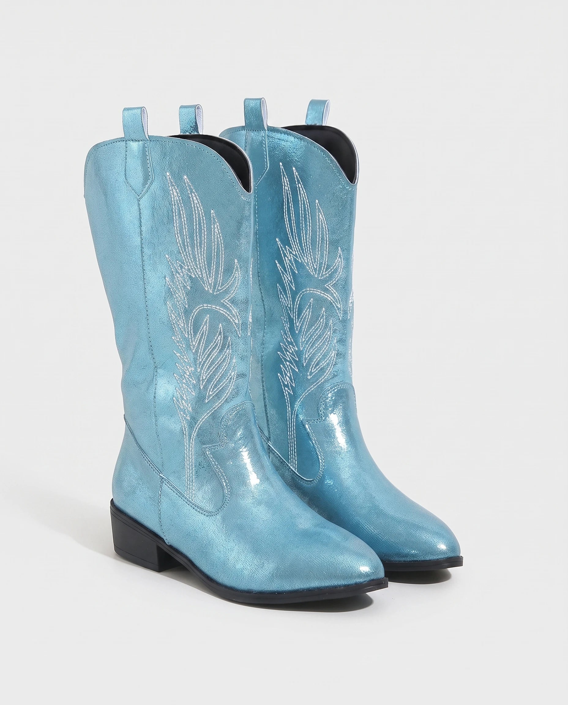 Bottes santiags mi-mollet à broderie contrastée Amaryllis Bleu Ciel — packshot studio