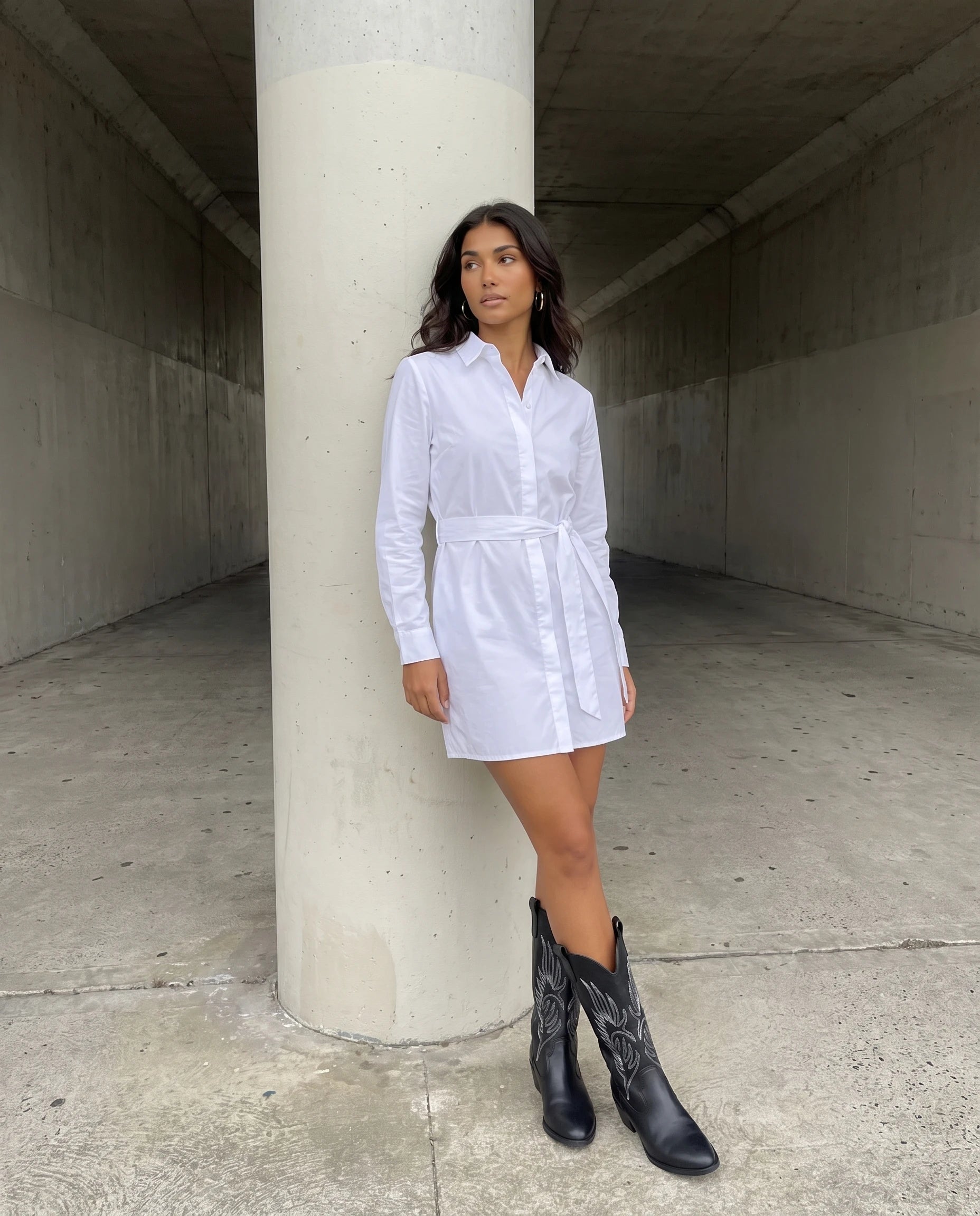 Bottes santiags mi-mollet à broderie contrastée Amaryllis Noir — portées en extérieur