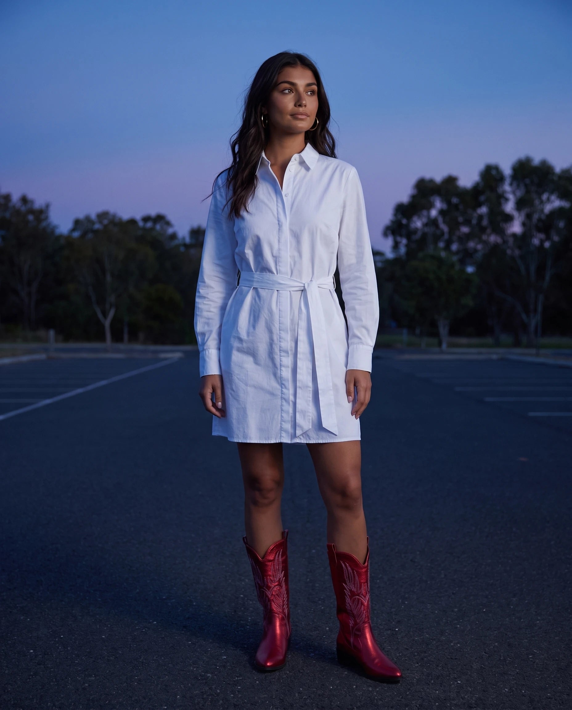 Bottes santiags mi-mollet à broderie contrastée Amaryllis Rouge — portées en extérieur