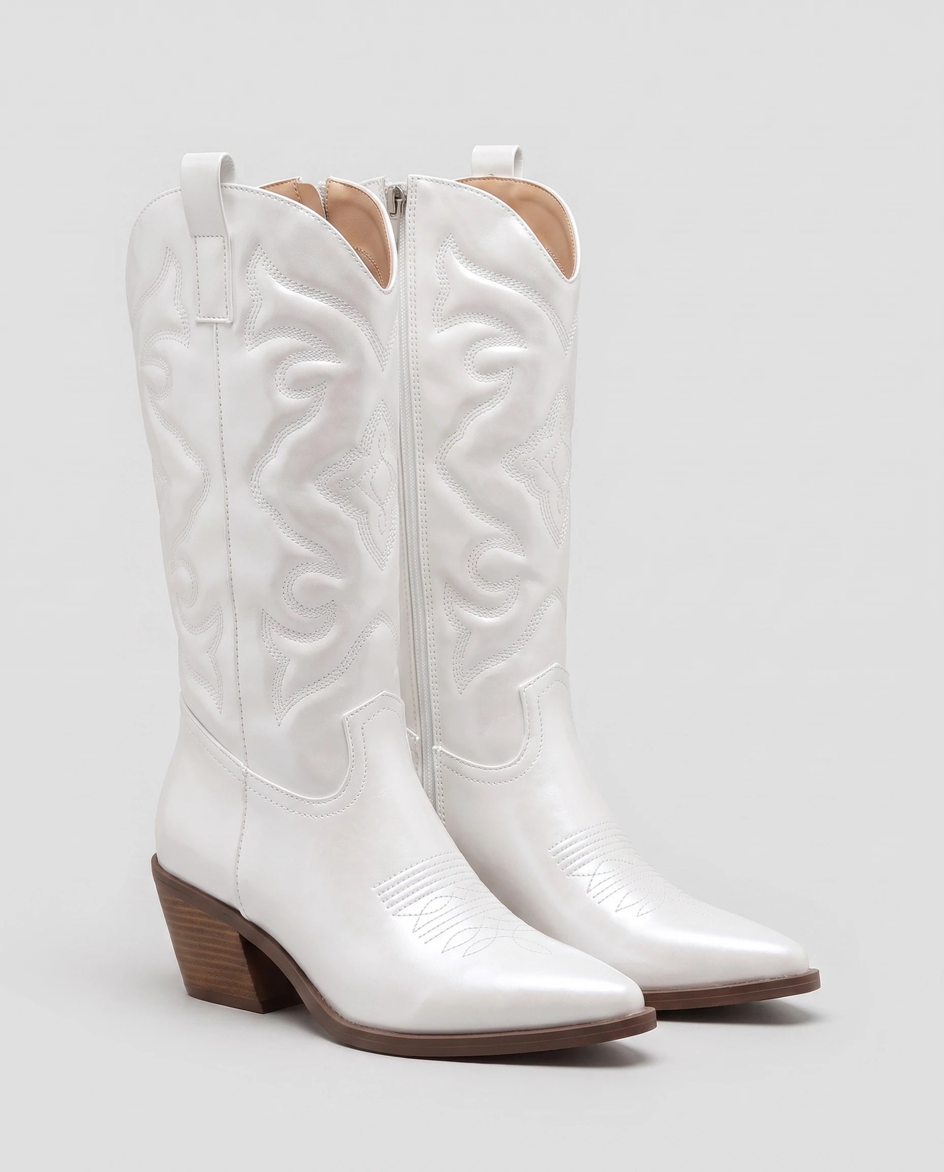 Bottes santiags mi-mollet en simili Artémise Blanc — packshot studio