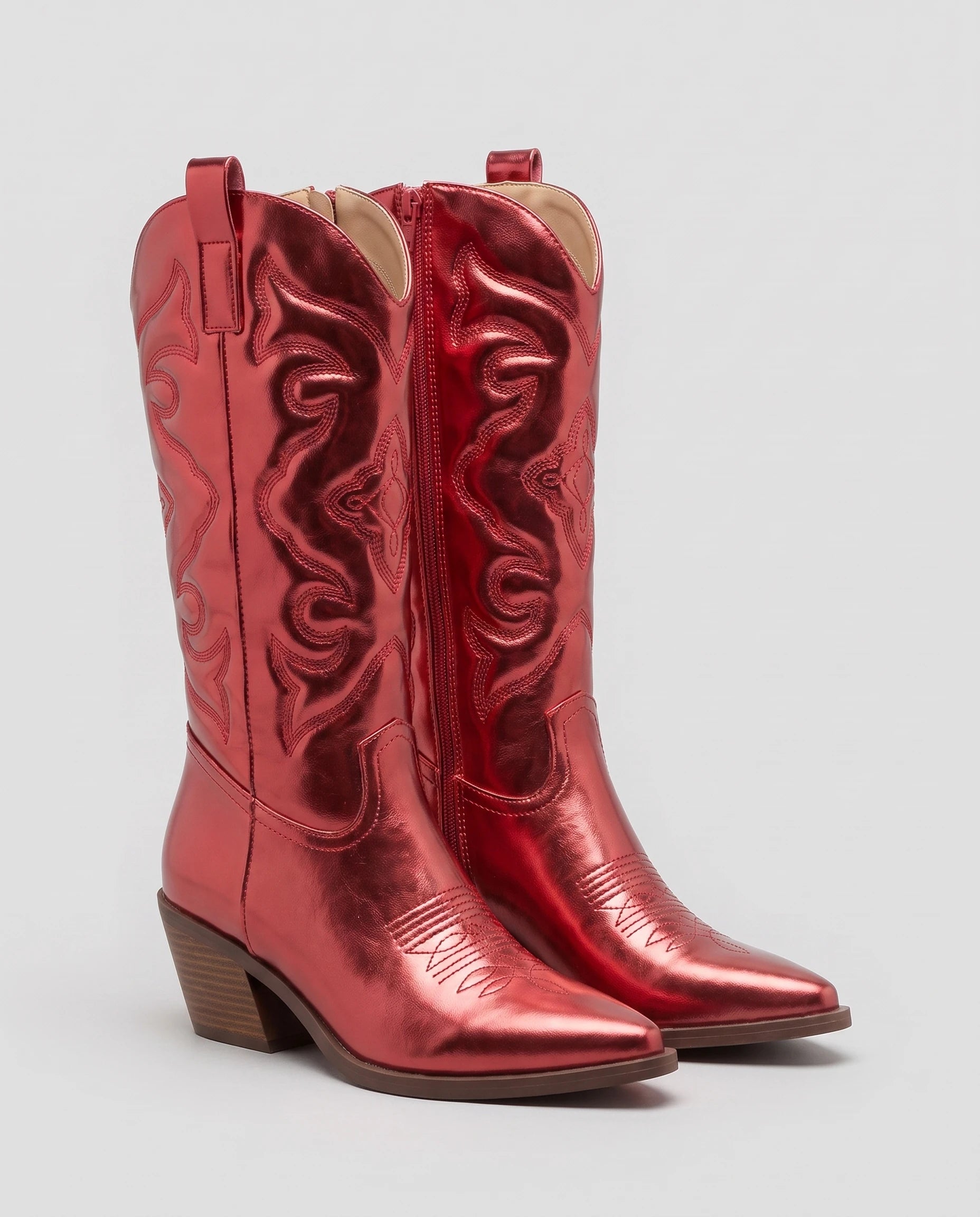 Bottes santiags mi-mollet en simili Artémise Cerise Laquée — packshot studio