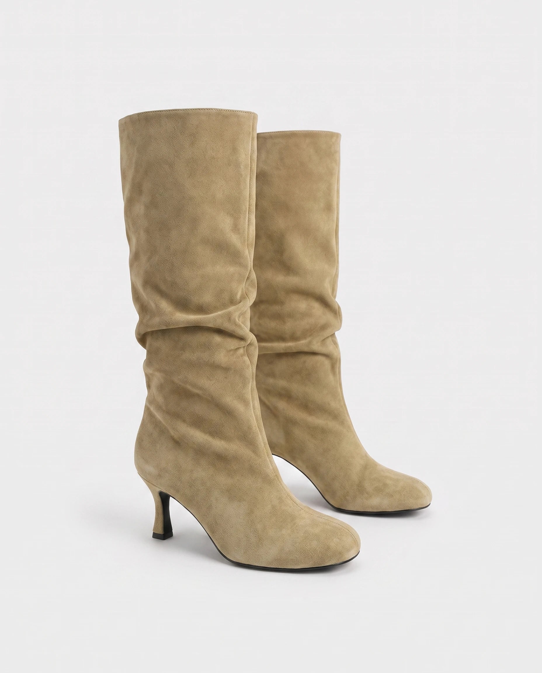Bottes slouch à talon kitten Vérane — Beige, paire en packshot studio