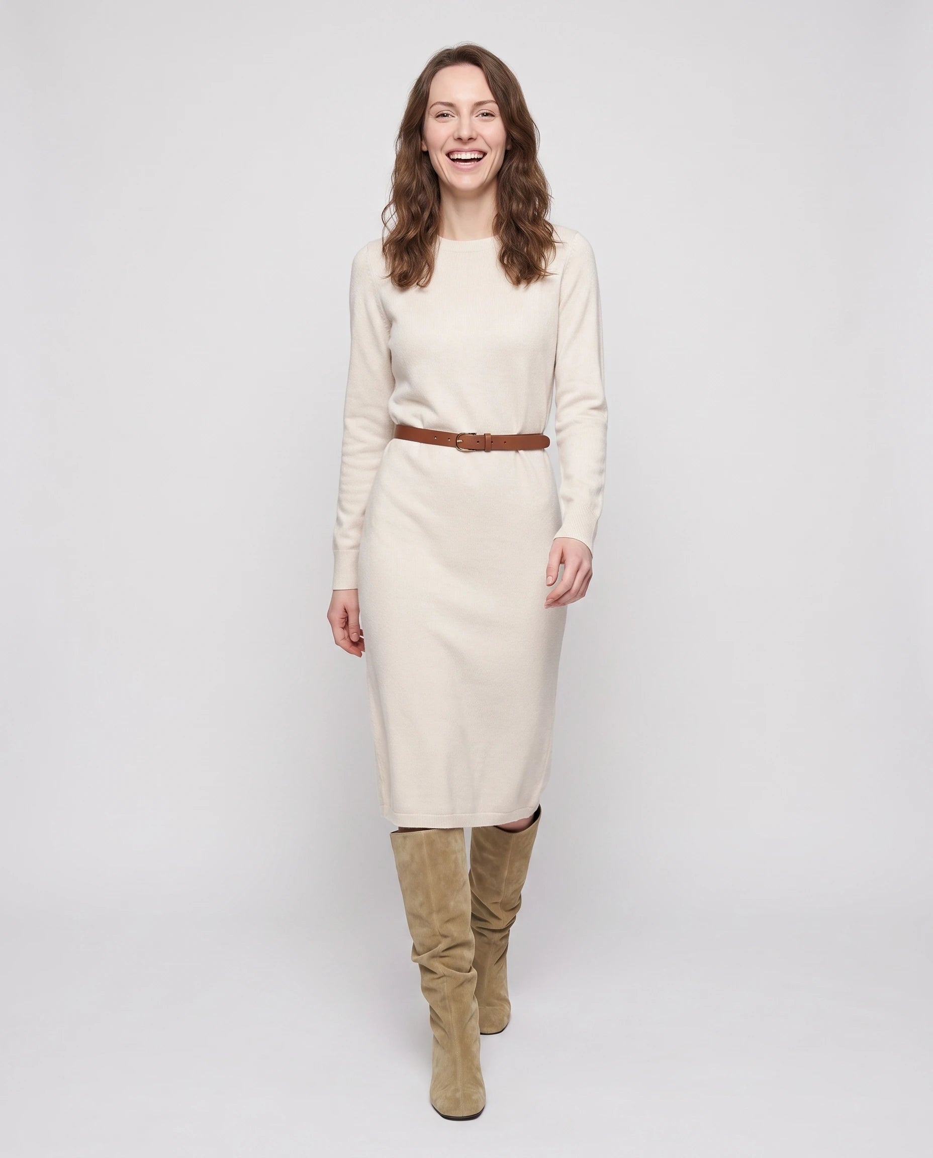 Bottes slouch à talon kitten Vérane — Beige, portées en plein pied studio