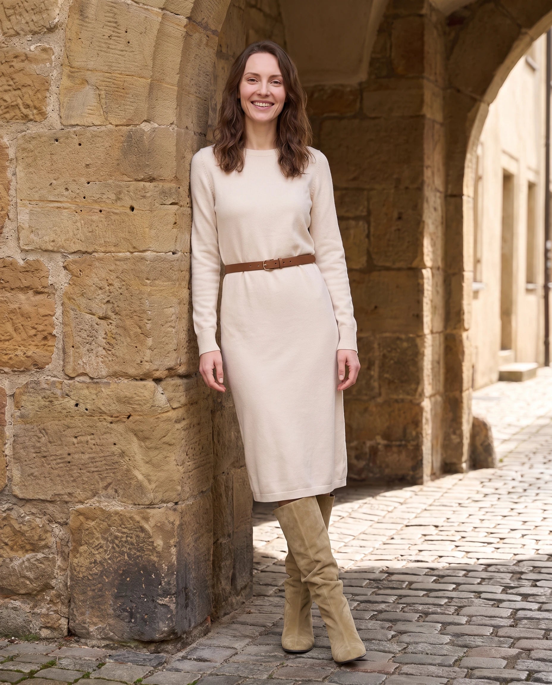 Bottes slouch à talon kitten Vérane — Beige, portées en extérieur