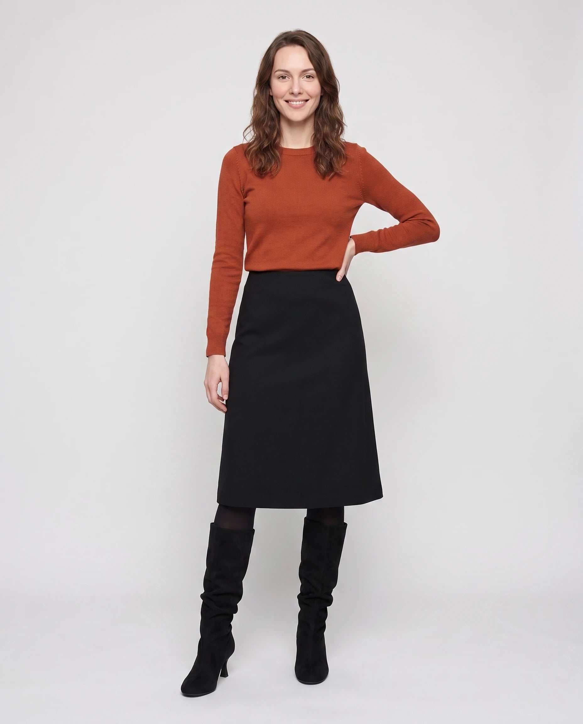 Bottes slouch à talon kitten Vérane — Noir, portées en plein pied studio