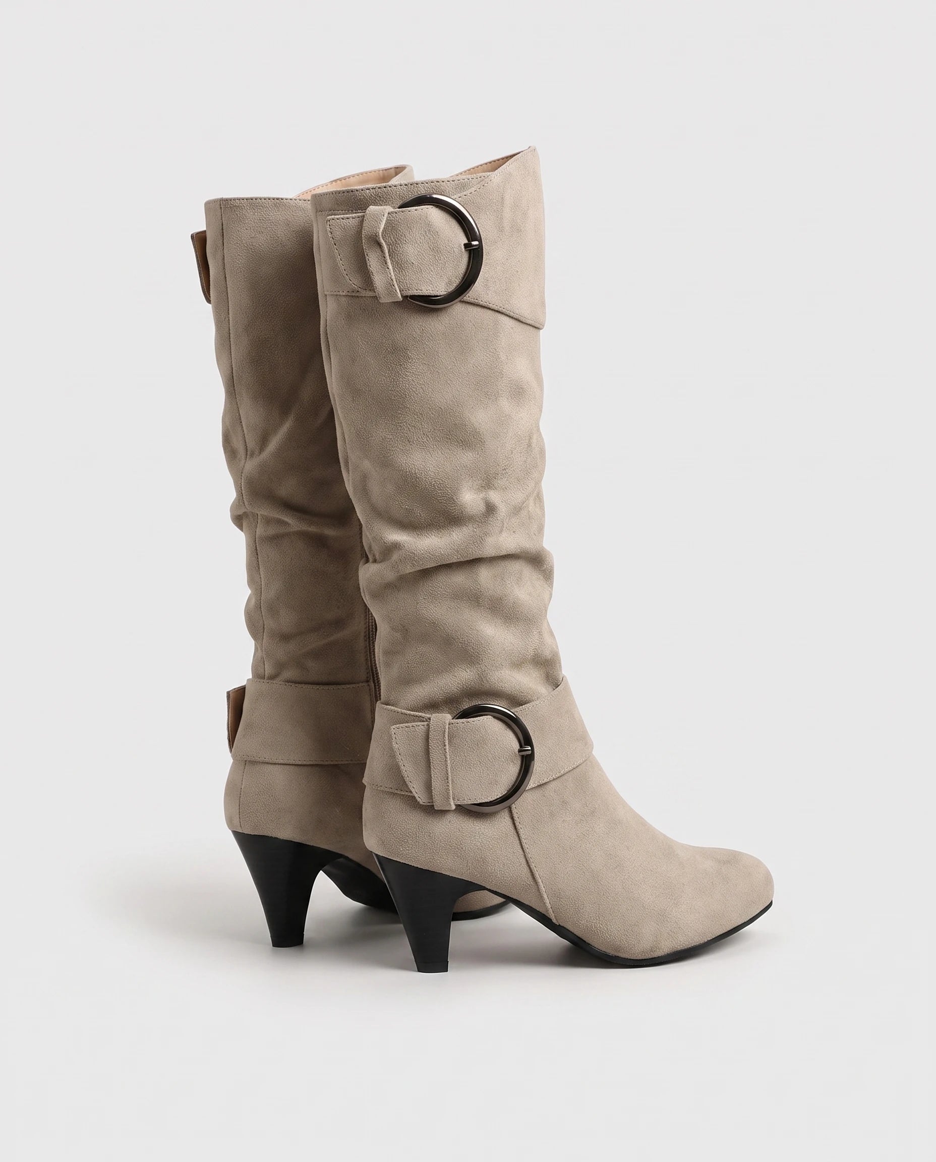 Bottes slouchy à boucles anneau en suédine Isadora — Beige, paire en packshot studio
