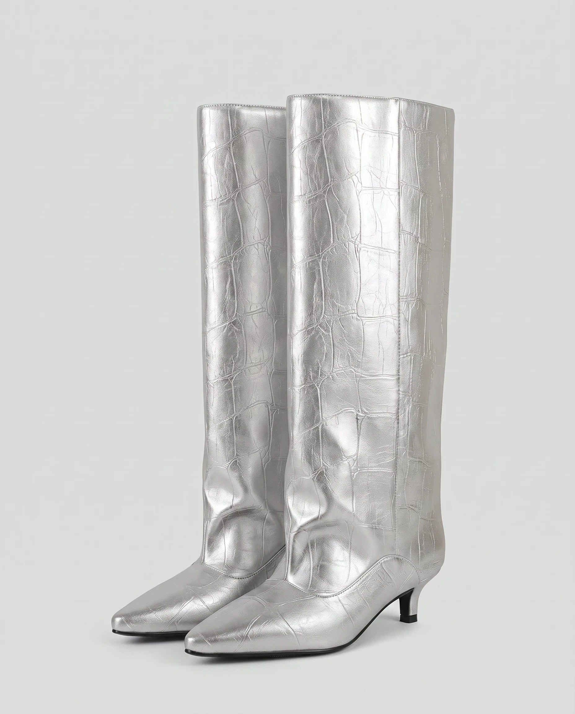 Bottes souples à petit talon effet croco Micheline — Argent, paire en packshot studio