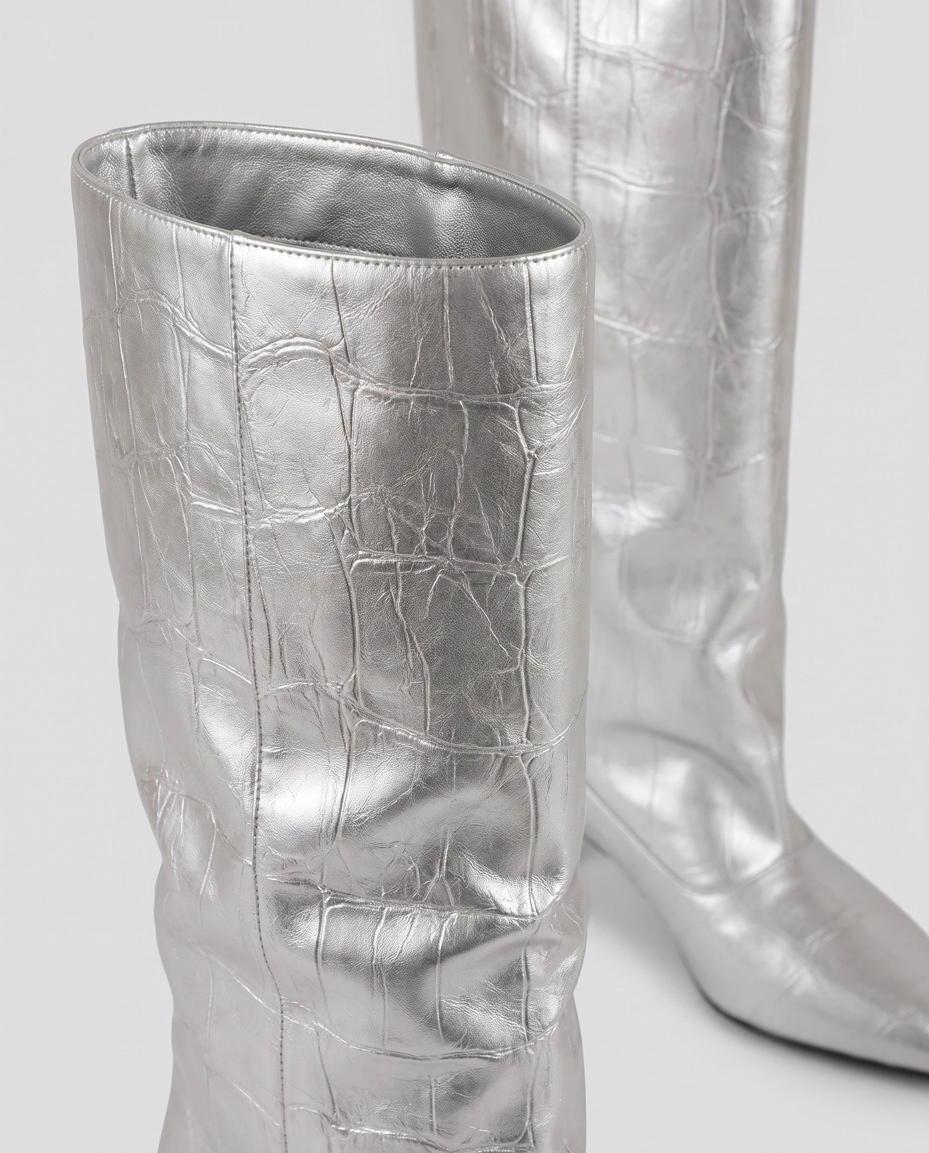 Bottes souples à petit talon effet croco Micheline — Argent, packshot vue complémentaire