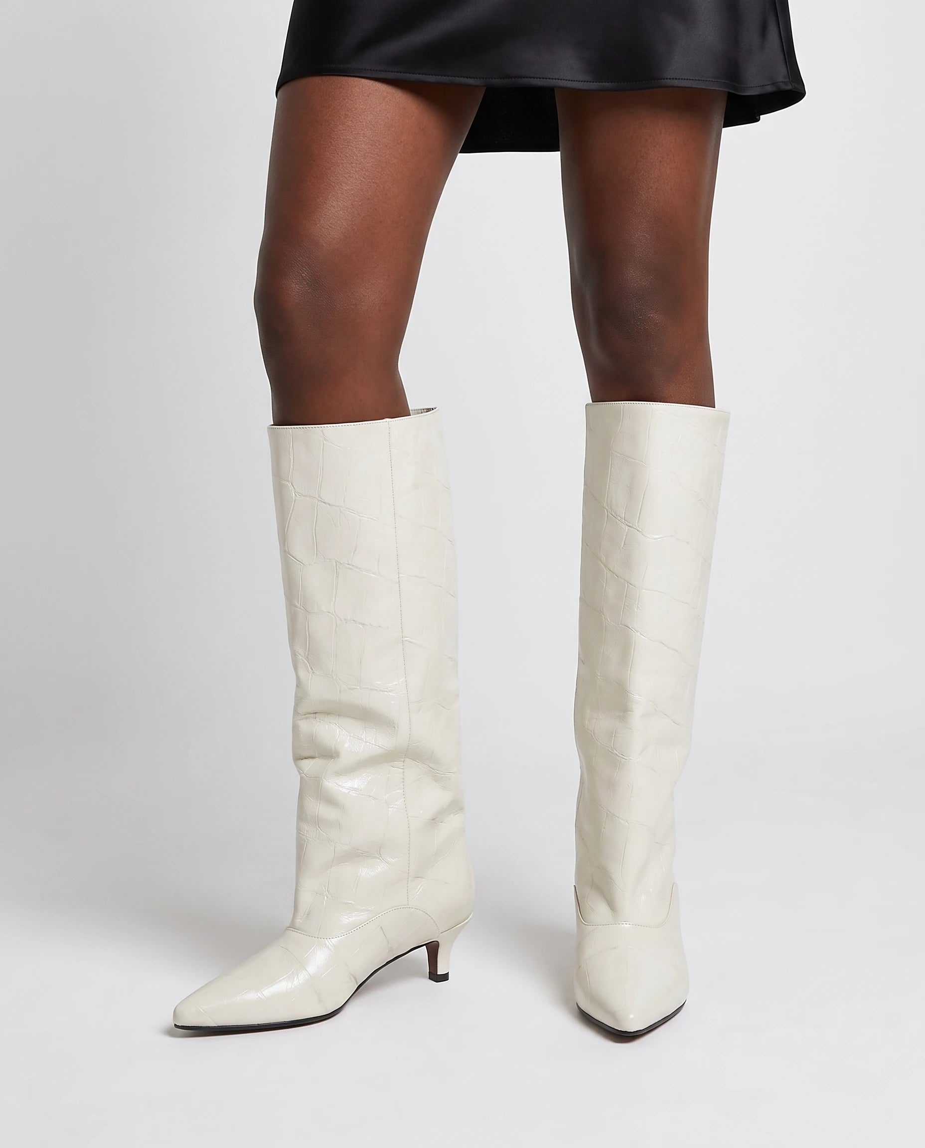 Bottes souples à petit talon effet croco Micheline — Blanc Cassé, portées en plan rapproché