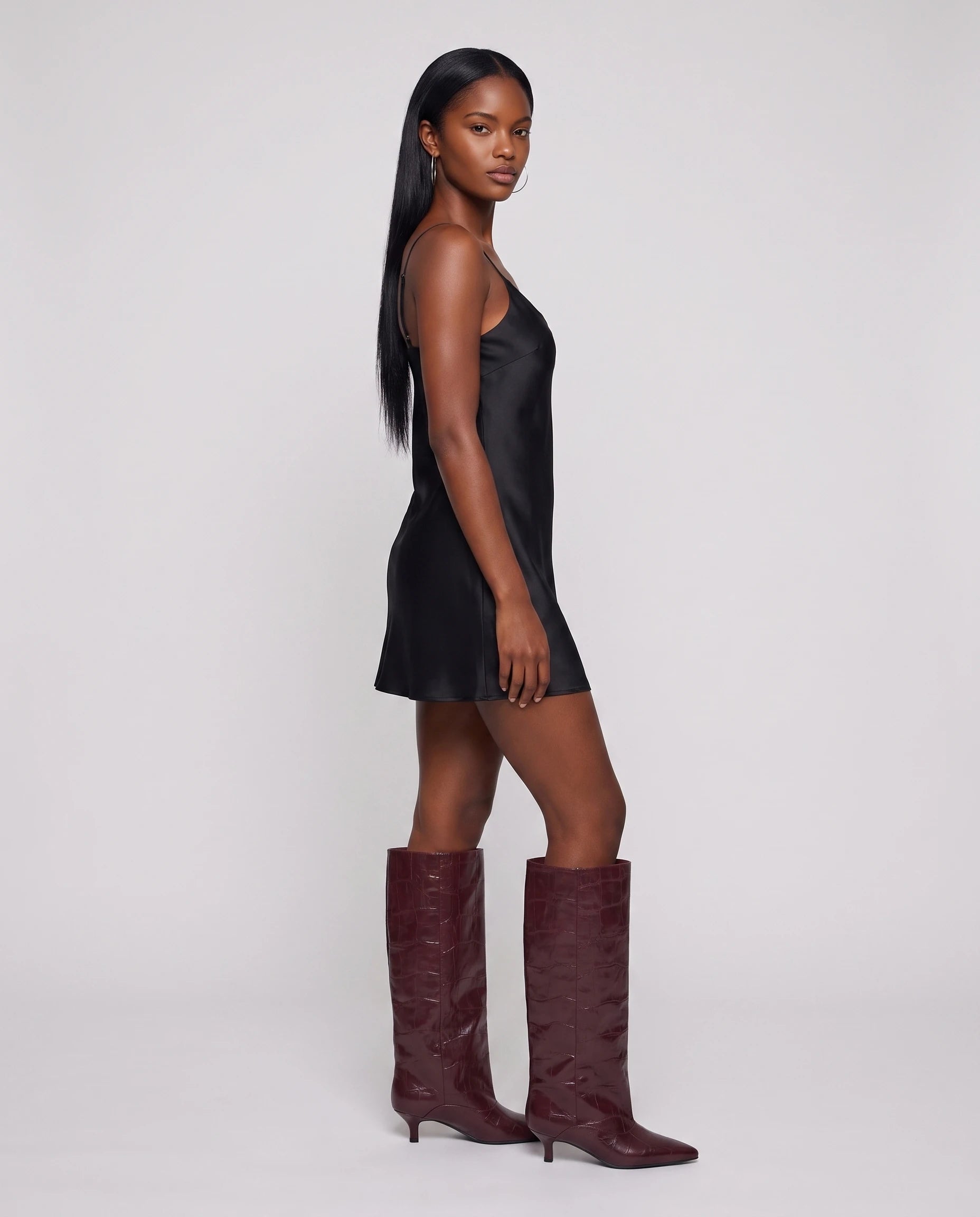 Bottes souples à petit talon effet croco Micheline — Bordeaux, portées en plein pied studio