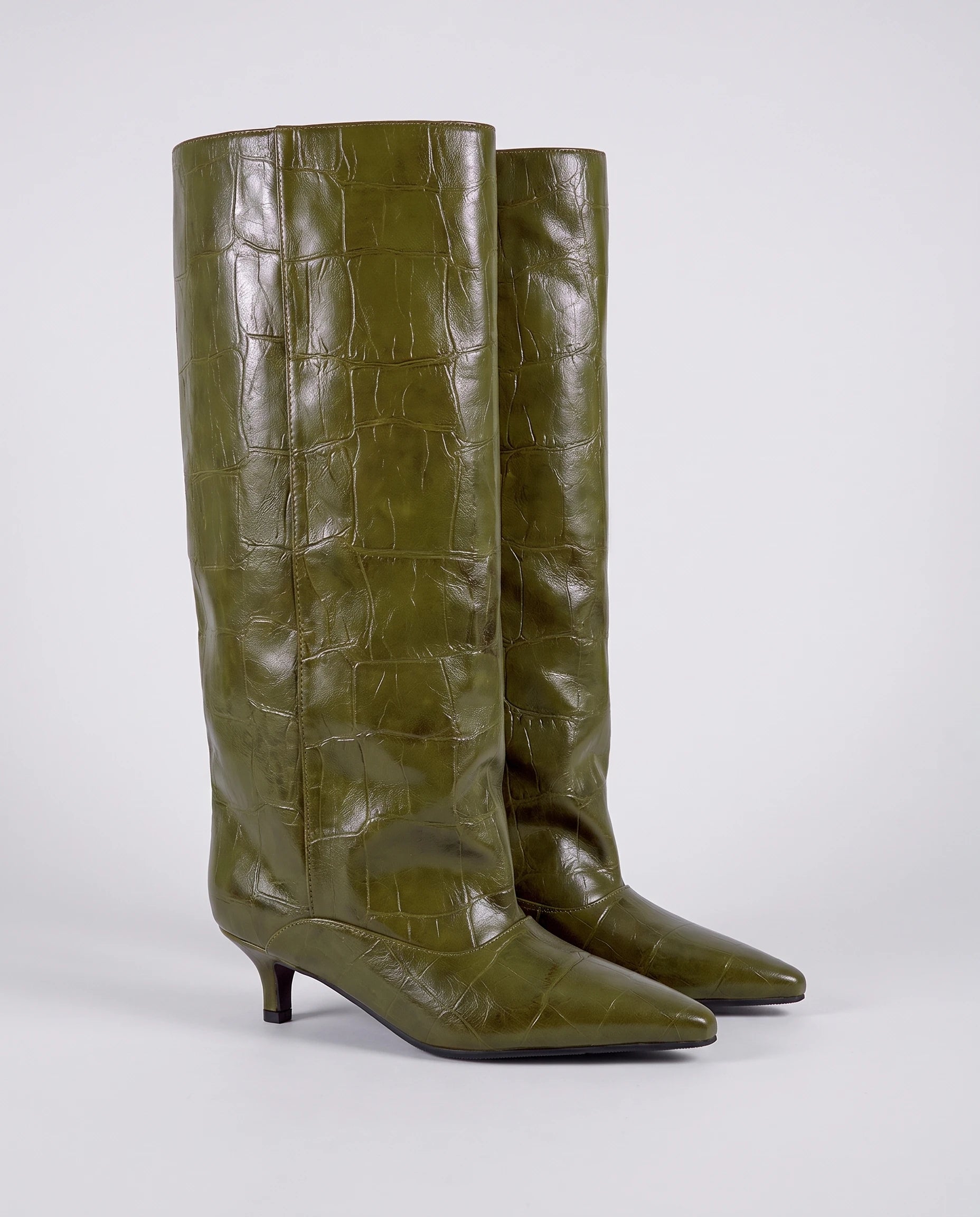Bottes souples à petit talon effet croco Micheline — Vert Olive, paire en packshot studio
