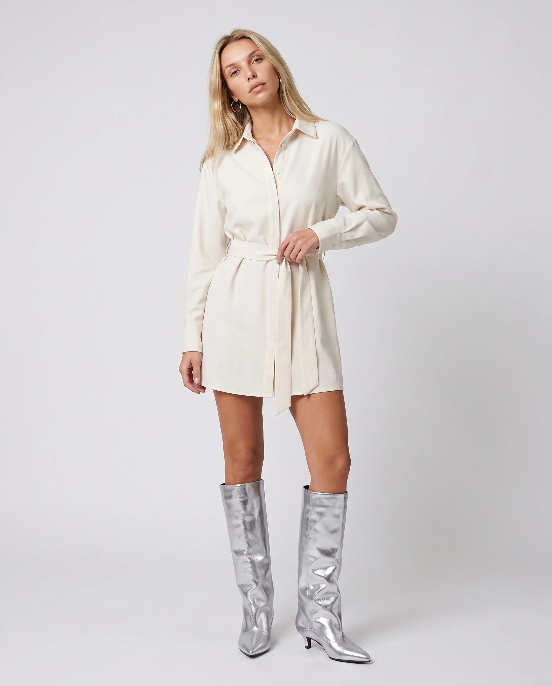 Bottes souples à petit talon en simili Paulette — Argent, portées en plein pied studio
