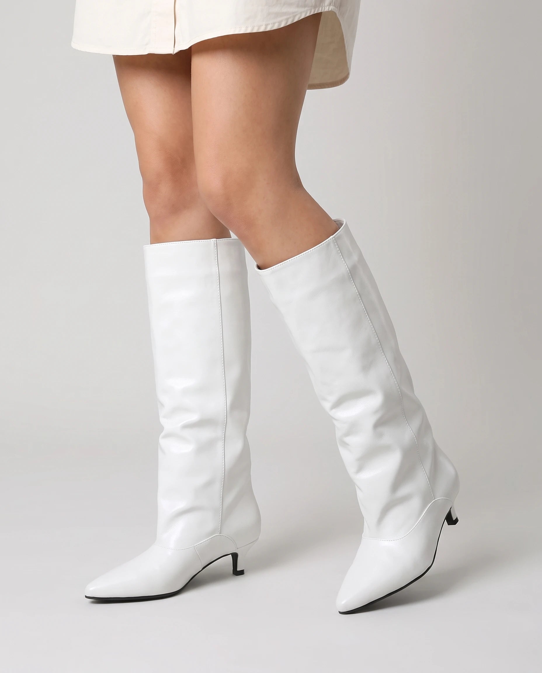 Bottes souples à petit talon en simili Paulette — Blanc, portées en plan rapproché