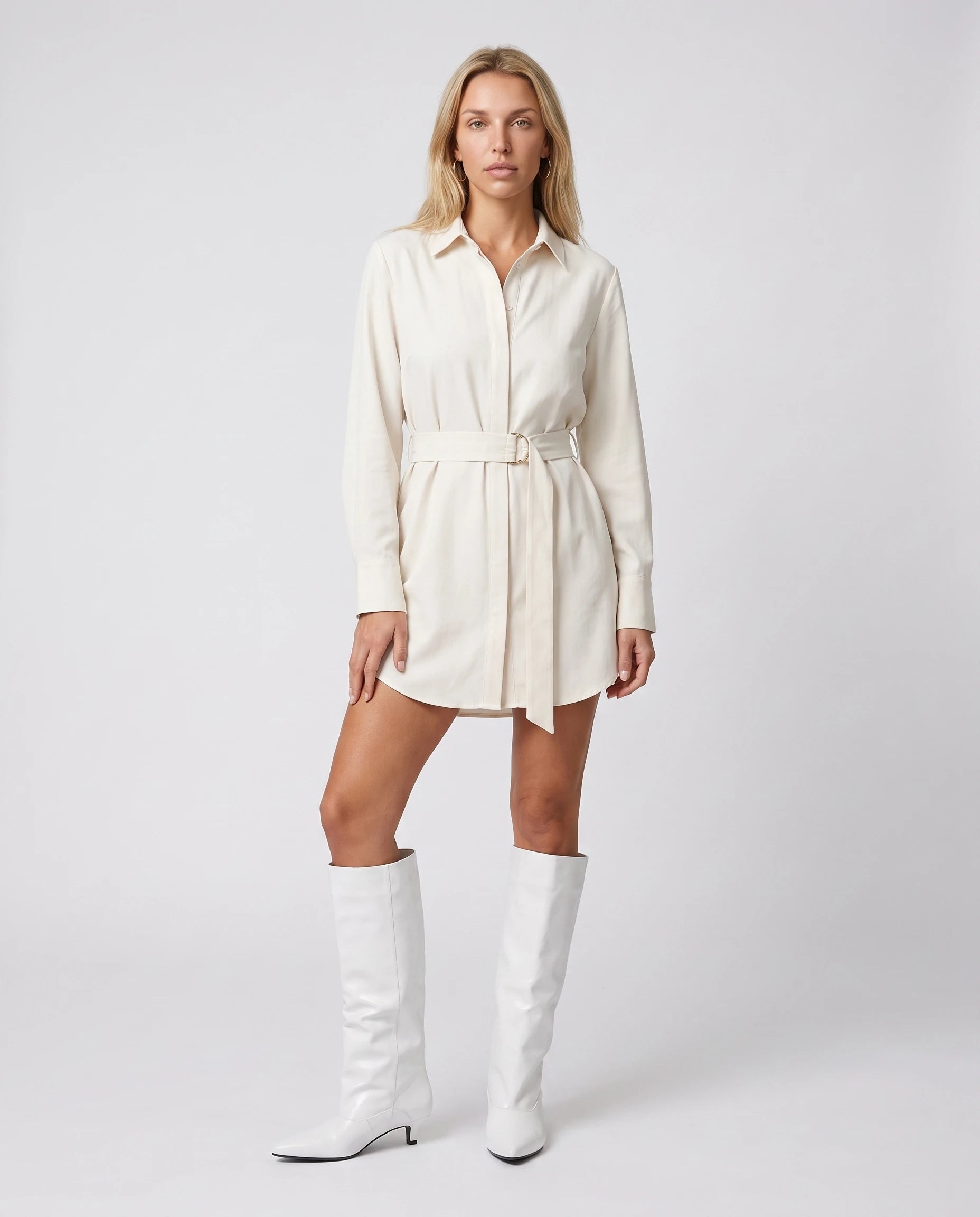 Bottes souples à petit talon en simili Paulette — Blanc, portées en plein pied studio